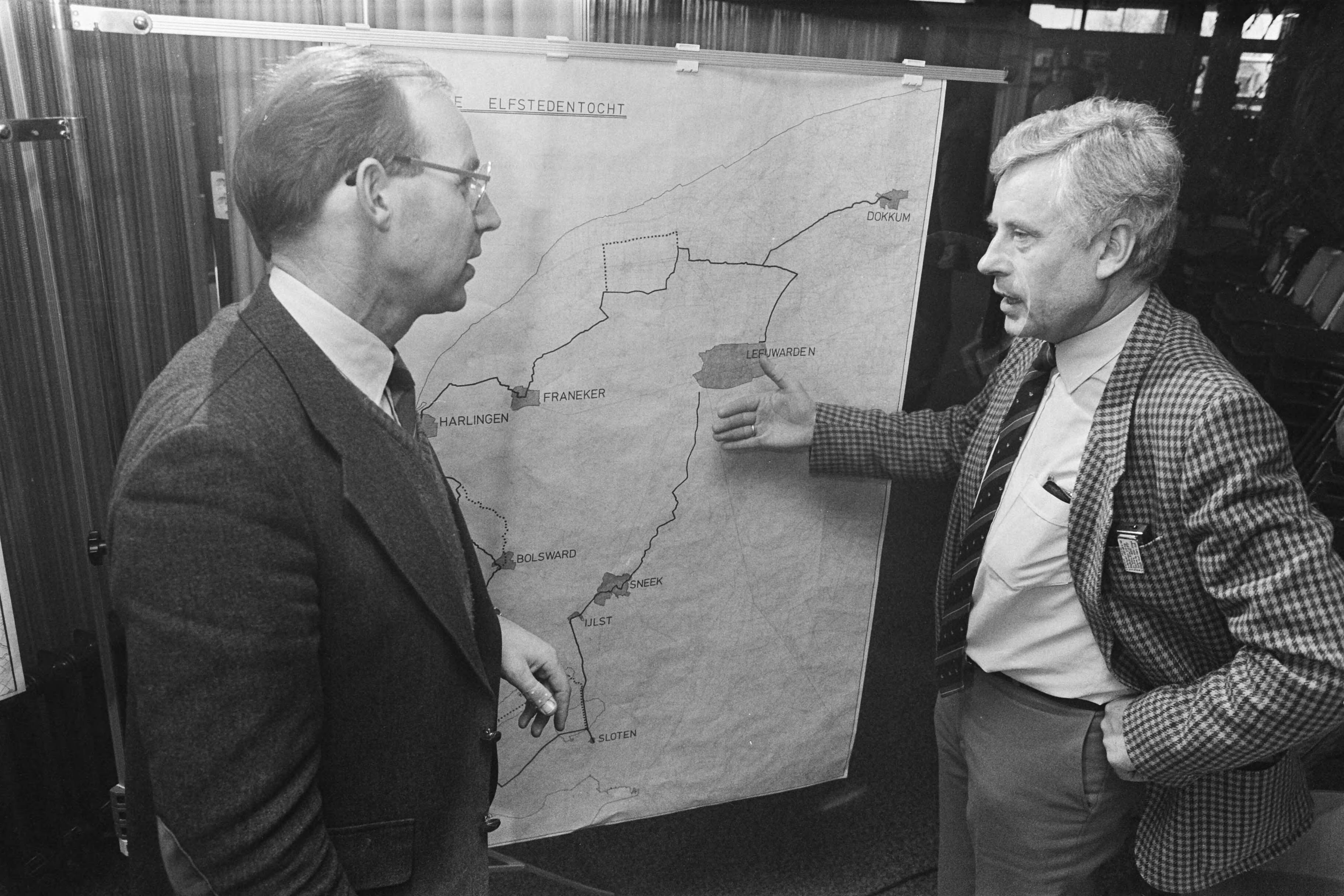 Fotocollectie Anefo — Bestuur Vereniging Friese Elfsteden en rayonhoofden bij ivm ijstoestand Elfstedentocht) in Leeuwarden voorzitter Sipkema (r) en Kroes (Frijske) — Foto: Croes, Rob C. / Anefo. Licentie: Set B: Rechtenvrij / Publiek Domein. Bron: Nationaal Archief. http://hdl.handle.net/10648/ad41ba94-d0b4-102d-bcf8-003048976d84