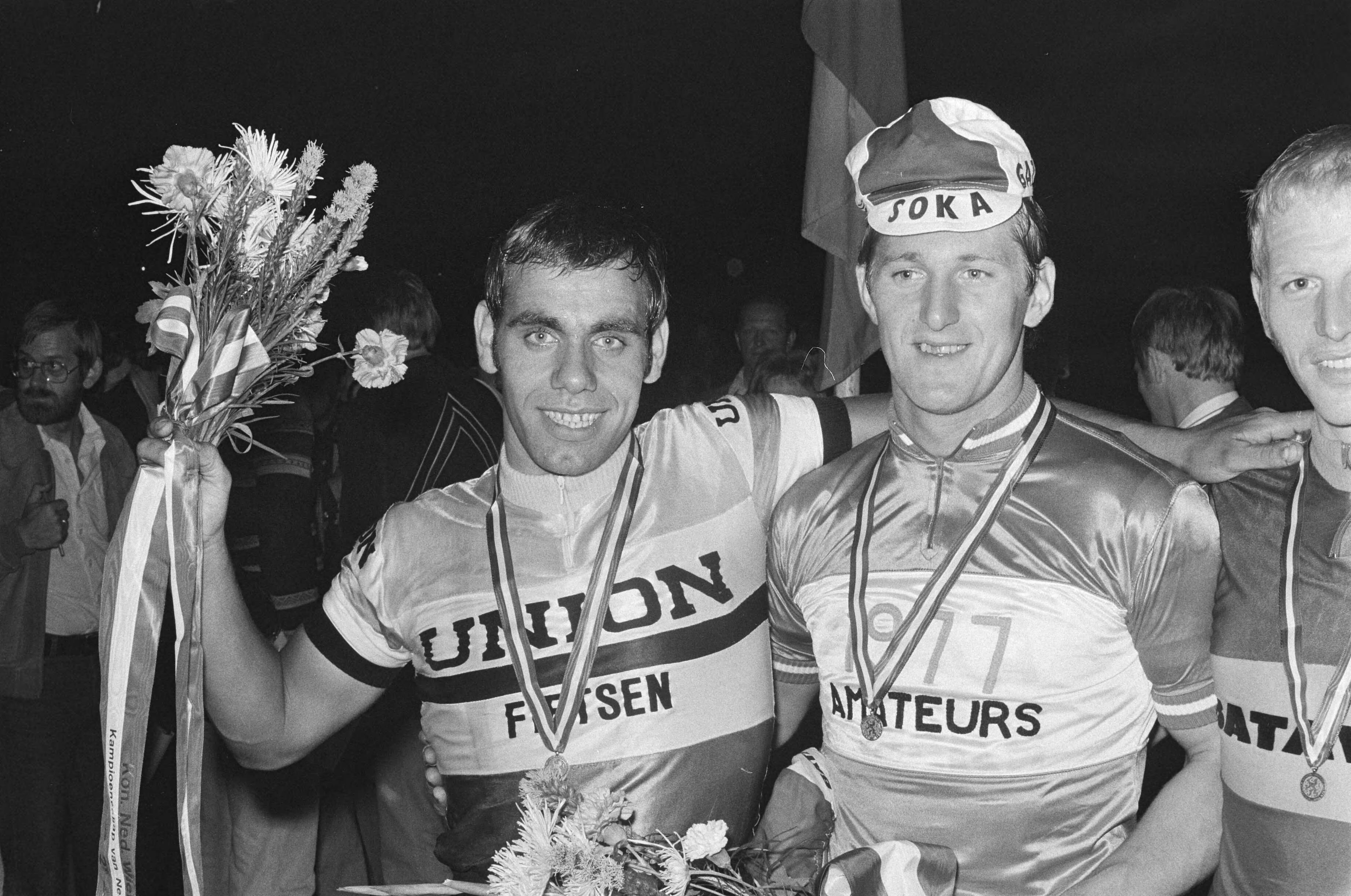 Fotocollectie Anefo — Nederlandse kampioenschappen wielrennen op de baan te Utrecht; huldiging achtervolging amateurs; Herman Ponsteen (rechts, 1e) en Michel Jacobs (links, 2e) — Foto: Verhoeff, Bert / Anefo. Licentie: Set B: Rechtenvrij / Publiek Domein. Bron: Nationaal Archief. http://hdl.handle.net/10648/aca083fe-d0b4-102d-bcf8-003048976d84