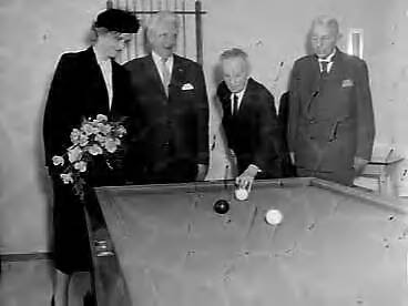 Fotocollectie Anefo — Opening bejaardencentrum Twickelstraat Den Haag. Minister mej. mr. dr. M. Klompé bij een biljarttafel met biljarters — Foto: Pot, Harry / Anefo. Licentie: Set B: Rechtenvrij / Publiek Domein. Bron: Nationaal Archief. http://hdl.handle.net/10648/a95cb776-d0b4-102d-bcf8-003048976d84