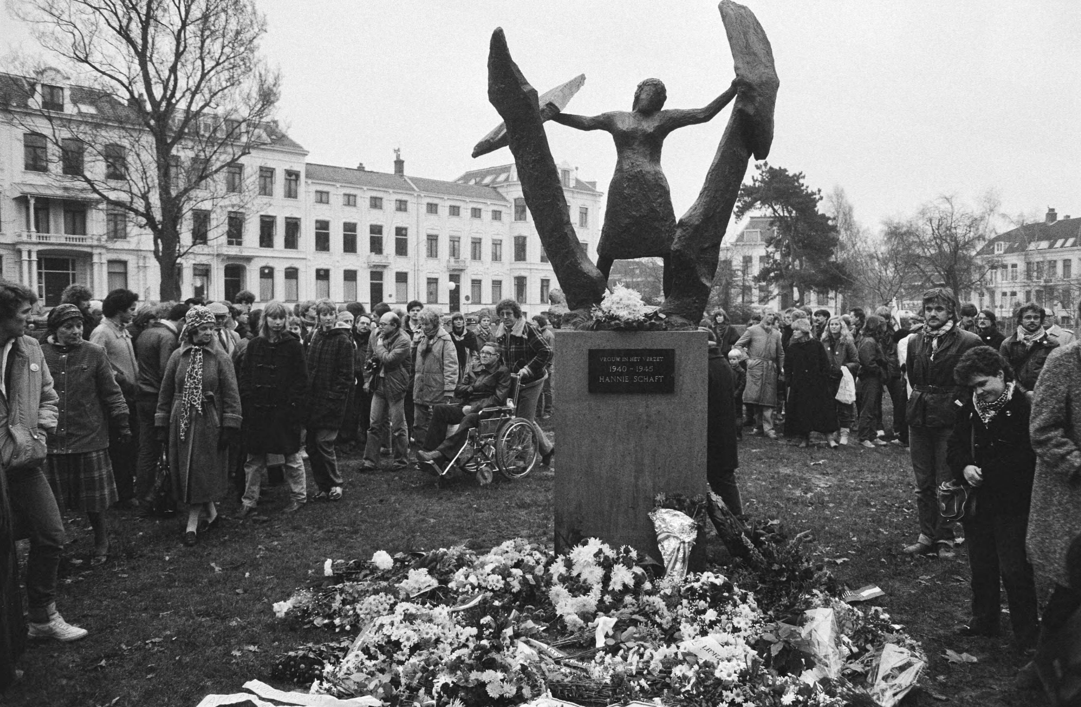 Jaarlijkse herdenking bij het monument van Hannie Schaft in Haarlem — Tweede Wereldoorlog|Haarlem|Noord-Holland|herdenkingen |oorlogsmonumenten |verzetsstrijders |kransleggingen |publiek — Foto: Croes, Rob C. / Anefo. Licentie: Set B: Rechtenvrij / Publiek Domein. Bron: Nationaal Archief. http://hdl.handle.net/10648/ad226716-d0b4-102d-bcf8-003048976d84