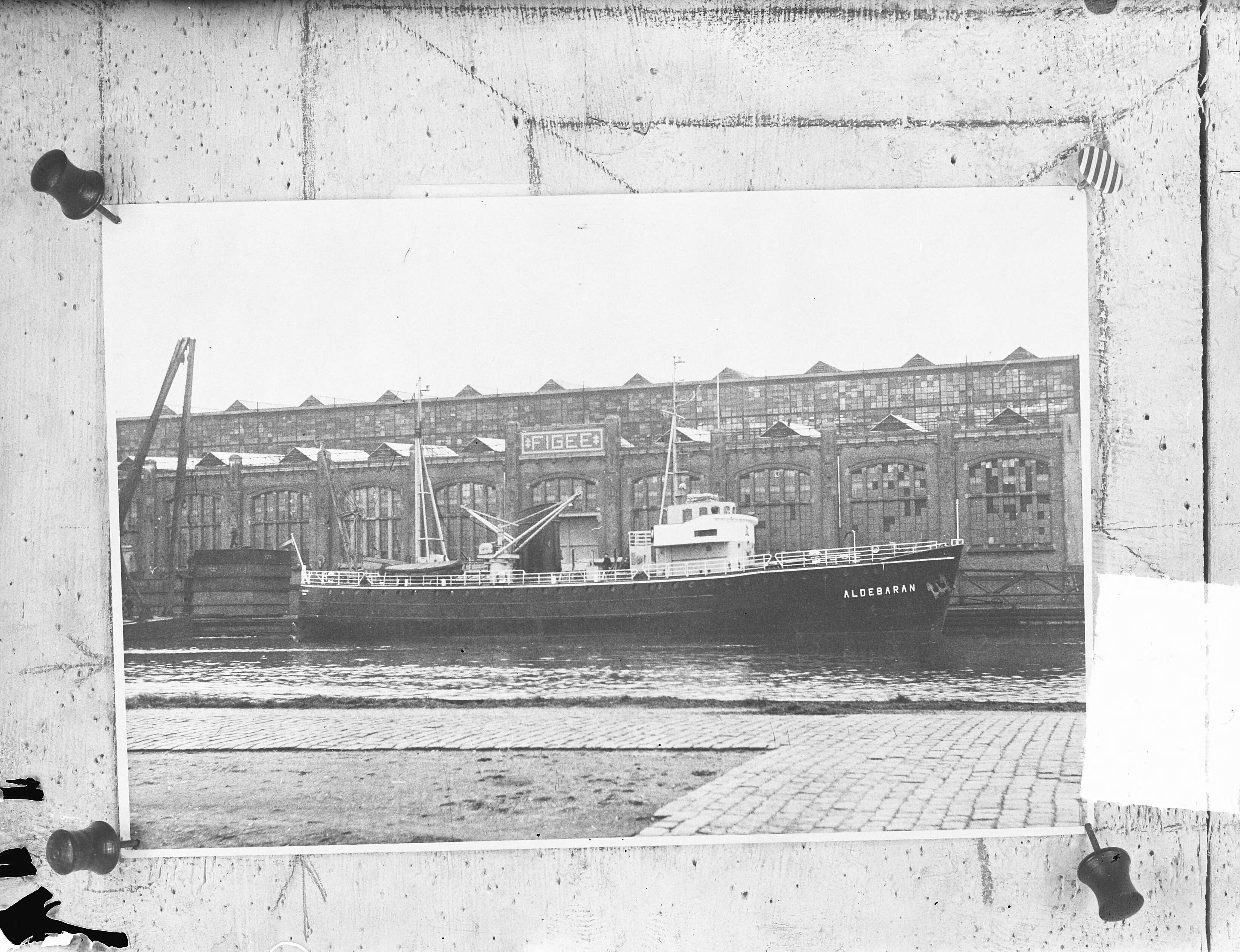 Fotocollectie Anefo — Motorloodsboot "Aldebaran" [afgemeerd bij de Figee fabriekshal aan het Buitenspaarne te Haarlem] — Foto: Marine Voorlichtingsdienst. Licentie: Set B: Rechtenvrij / Publiek Domein. Bron: Nationaal Archief. http://hdl.handle.net/10648/a8cdd0f6-d0b4-102d-bcf8-003048976d84