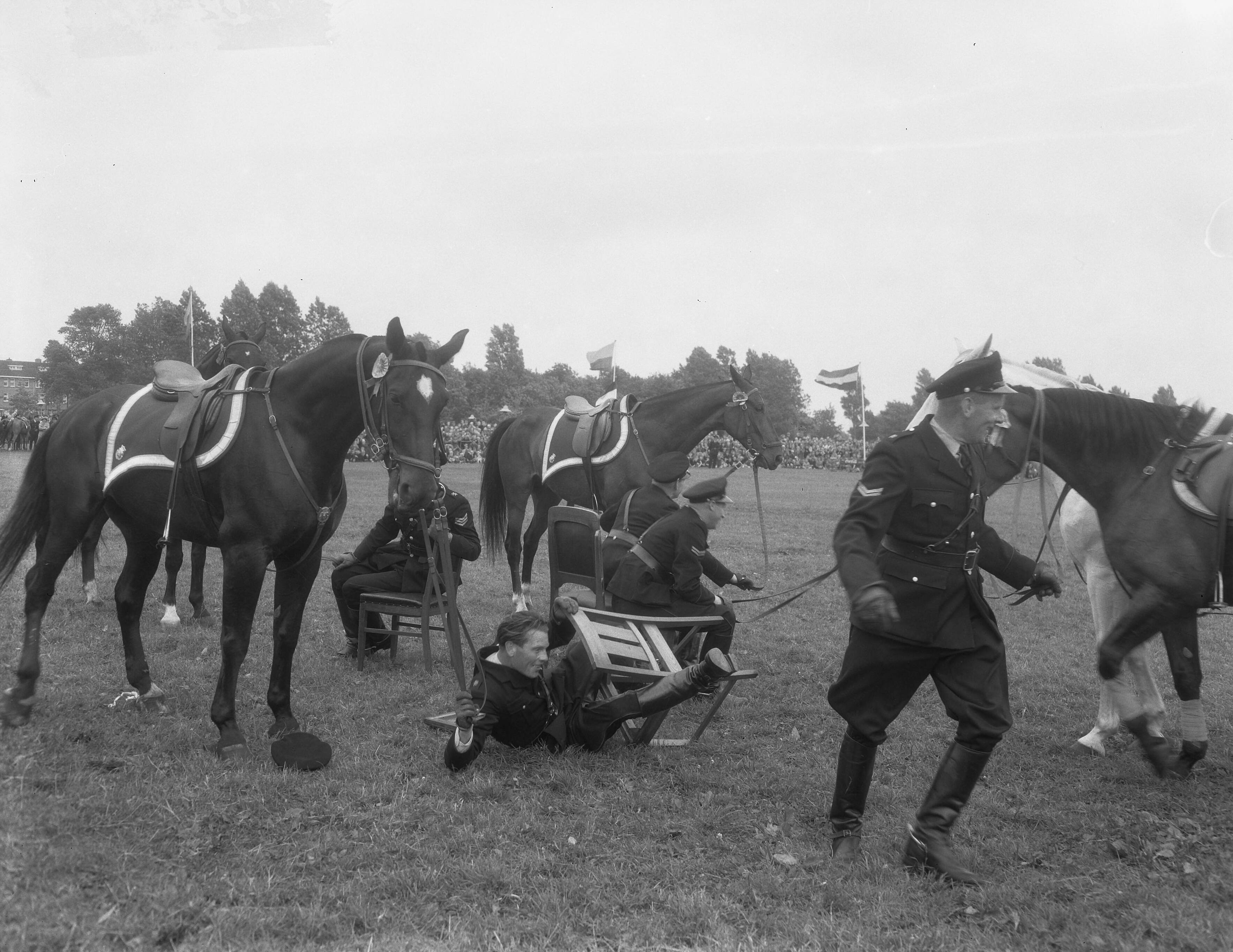 Fotocollectie Anefo — Vakantieweek Den Haag, Politiefeest. Stoelendans van de bereden politie — Foto: Duinen, G.W. van / Anefo. Licentie: Set B: Rechtenvrij / Publiek Domein. Bron: Nationaal Archief. http://hdl.handle.net/10648/a9268c5a-d0b4-102d-bcf8-003048976d84