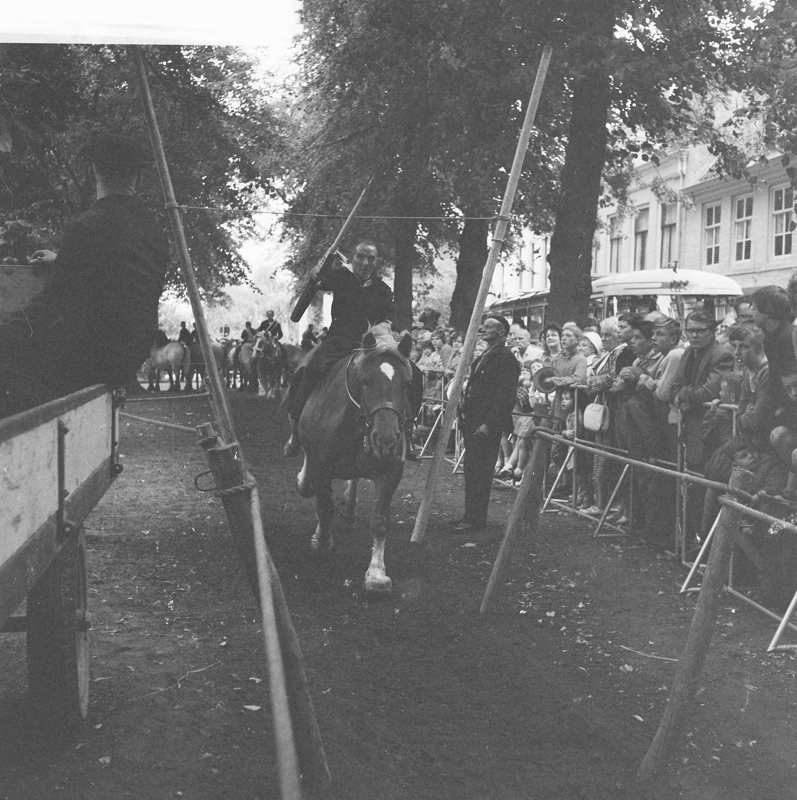 Fotocollectie Anefo — Ringrijden in Middelburg. Boer op paard kwam aanrijden — Foto: Koch, Eric / Anefo. Licentie: Set B: Rechtenvrij / Publiek Domein. Bron: Nationaal Archief. http://hdl.handle.net/10648/a9e06b2a-d0b4-102d-bcf8-003048976d84