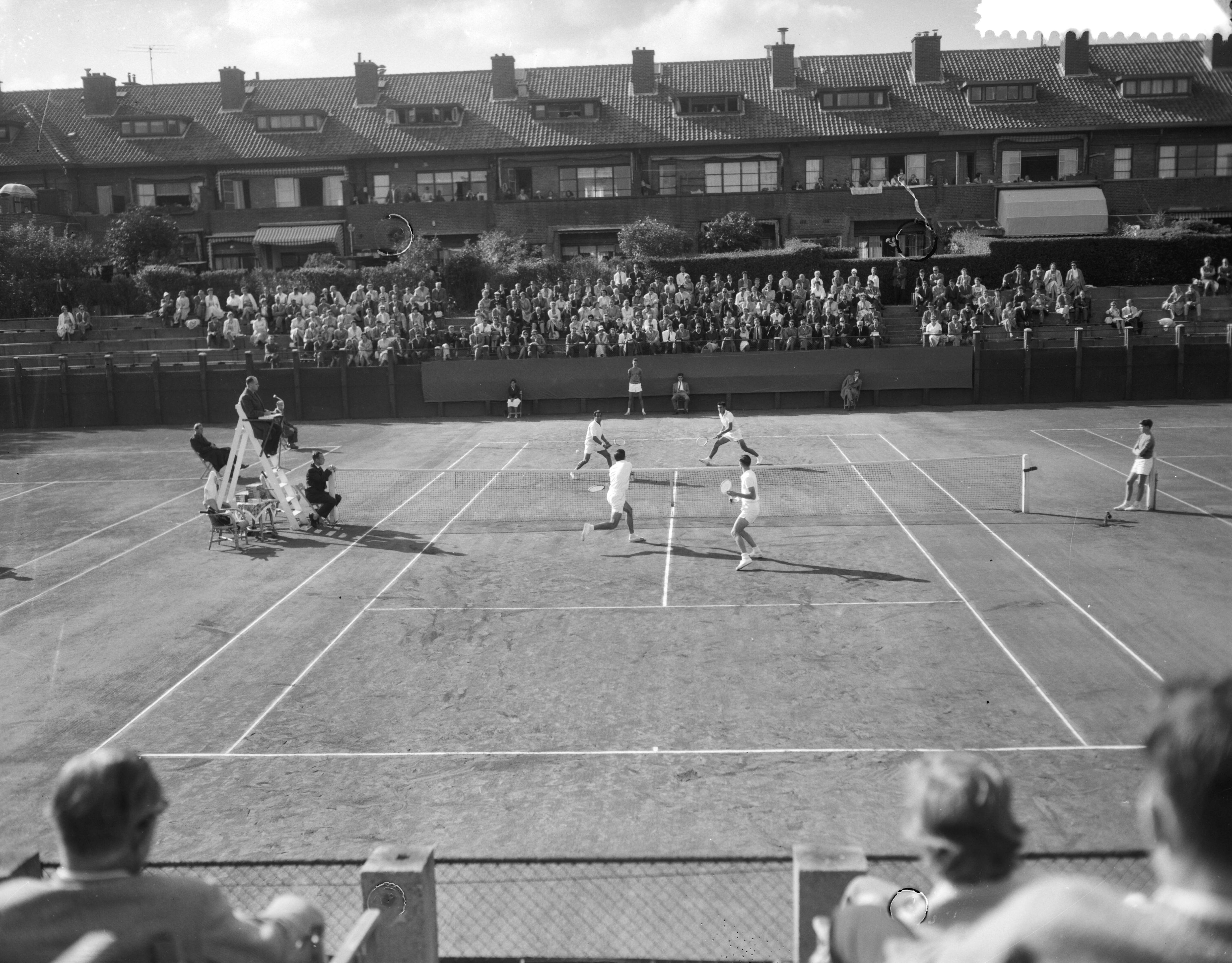 Fotocollectie Anefo — Prof-tennissers van de groep Jack Kramer tijdens de jaarlijkse demonstratiewedstrijden op de METS-banen te Scheveningen. Dubbelspel. achter het net Ashley Cooper en Mal Anderson, voor het net Pancho Segura en Alex Olmedo — Foto: Bilsen, Joop van / Anefo. Licentie: Set B: Rechtenvrij / Publiek Domein. Bron: Nationaal Archief. http://hdl.handle.net/10648/a9b506c4-d0b4-102d-bcf8-003048976d84