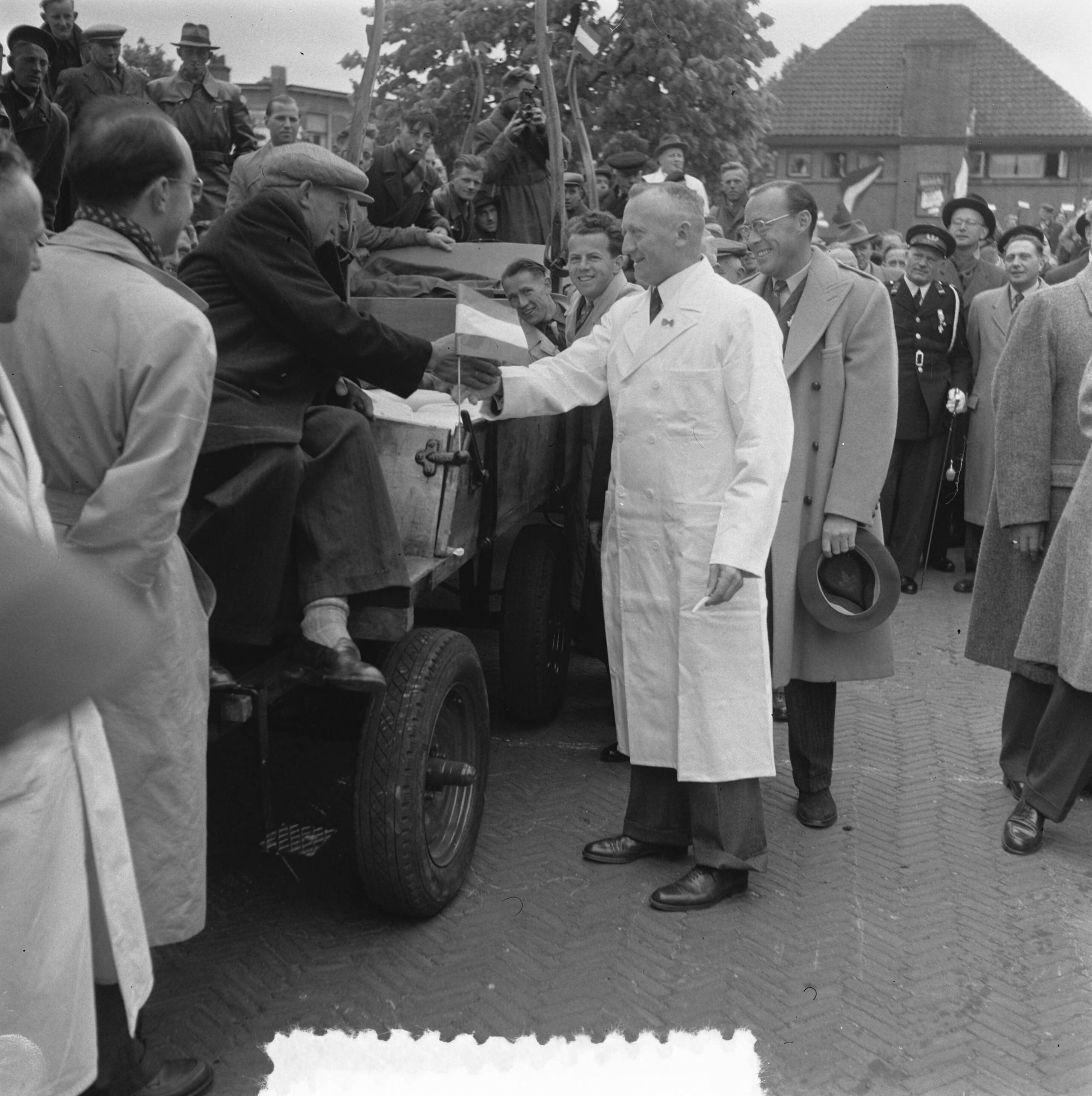 Koninklijk bezoek aan 15 gemeentes in Zuid-Holland (Rijnstreek en Merengebied) — Koningin Juliana en prins Bernhard bezoeken de Kaasmarkt te Woerden. Een keurmeester doet "handje-klap" met een kaasboer. Achter hen prins Bernhard — Foto: Noske, J.D. / Anefo. Licentie: Set B: Rechtenvrij / Publiek Domein. Bron: Nationaal Archief. http://hdl.handle.net/10648/a9223f4c-d0b4-102d-bcf8-003048976d84