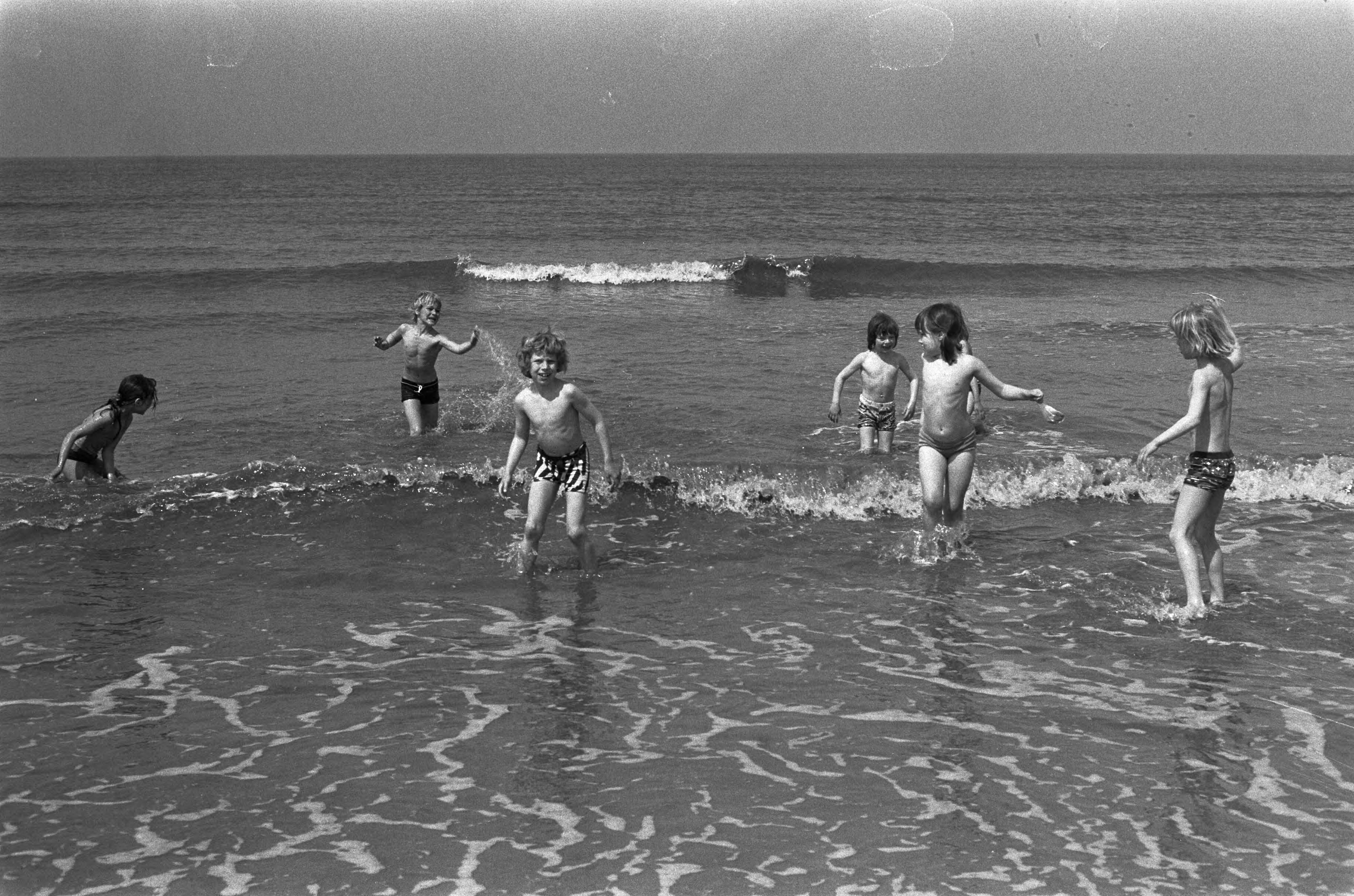 Fotocollectie Anefo — Strandleven Zandvoort, kinderen in zee — Foto: Peters, Hans / Anefo. Licentie: Set B: Rechtenvrij / Publiek Domein. Bron: Nationaal Archief. http://hdl.handle.net/10648/ac2ca6e6-d0b4-102d-bcf8-003048976d84