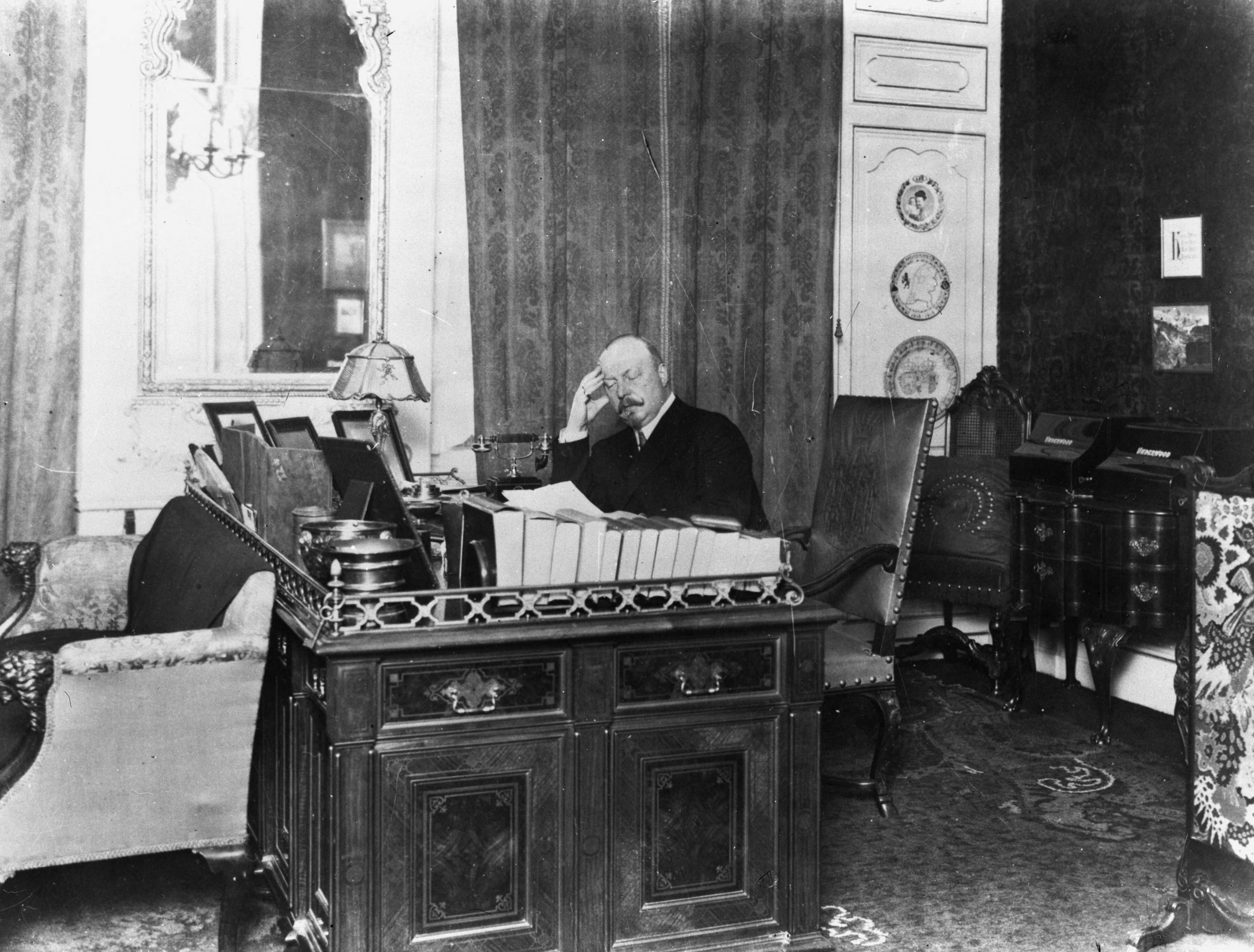 Fotocollectie RVD / Koninklijk Huis — Prins Hendrik (1876 -1934) in zijn werkkamer op het hoofdbureau van het Rode Kruis te Den Haag, Princessegracht 27, 1928 — Foto: Rousel (repro) / RVD. Licentie: Set B: Rechtenvrij / Publiek Domein. Bron: Nationaal Archief. http://hdl.handle.net/10648/afb2a1ee-d0b4-102d-bcf8-003048976d84