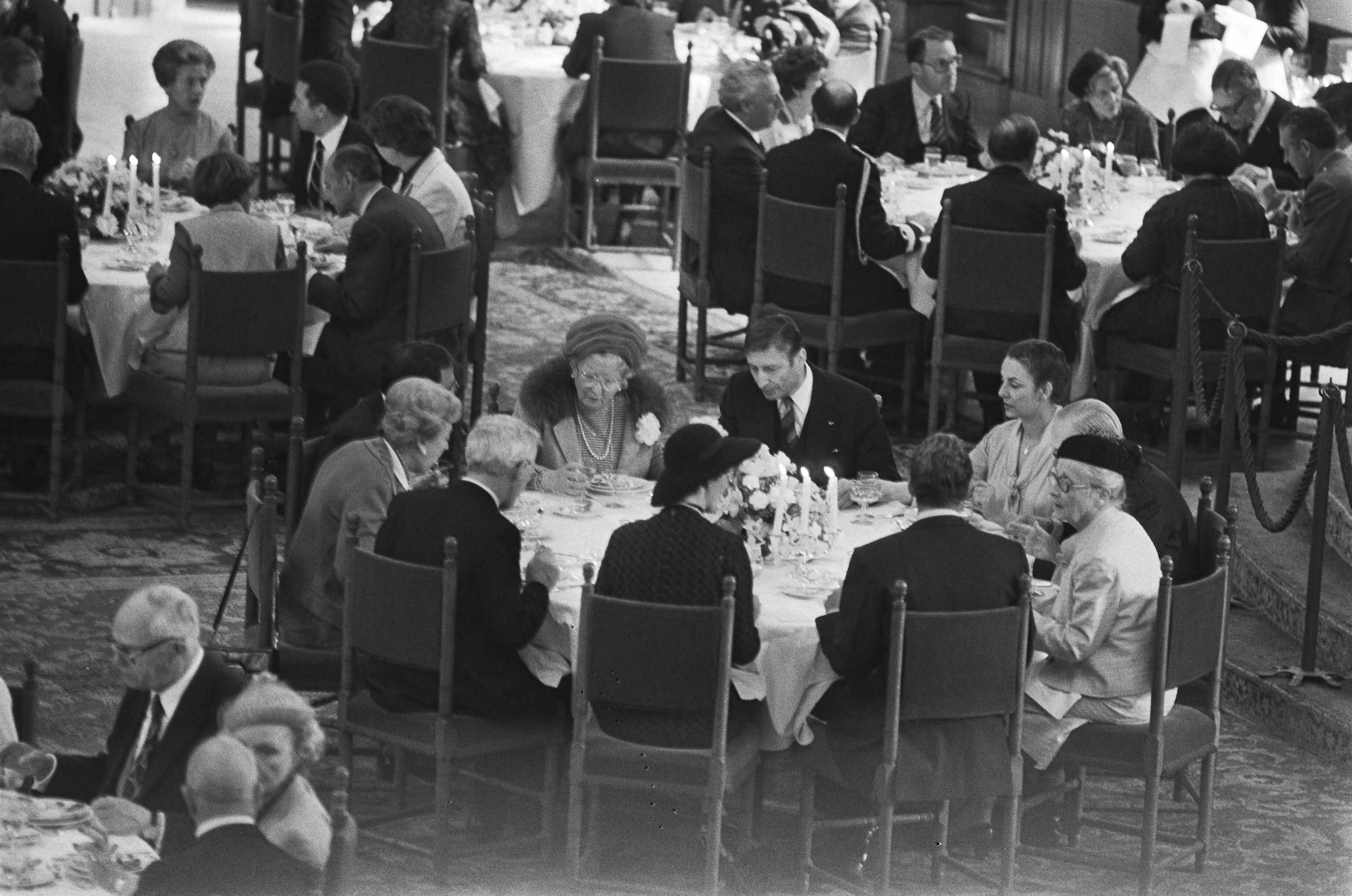 Fotocollectie Anefo — Spaans Staatsbezoek; Dejeuner met leden kabinet in Den Haag , overzicht tijdens dejeuner in Ridderzaal — Foto: Suyk, Koen / Anefo. Licentie: Set B: Rechtenvrij / Publiek Domein. Bron: Nationaal Archief. http://hdl.handle.net/10648/acdc956a-d0b4-102d-bcf8-003048976d84