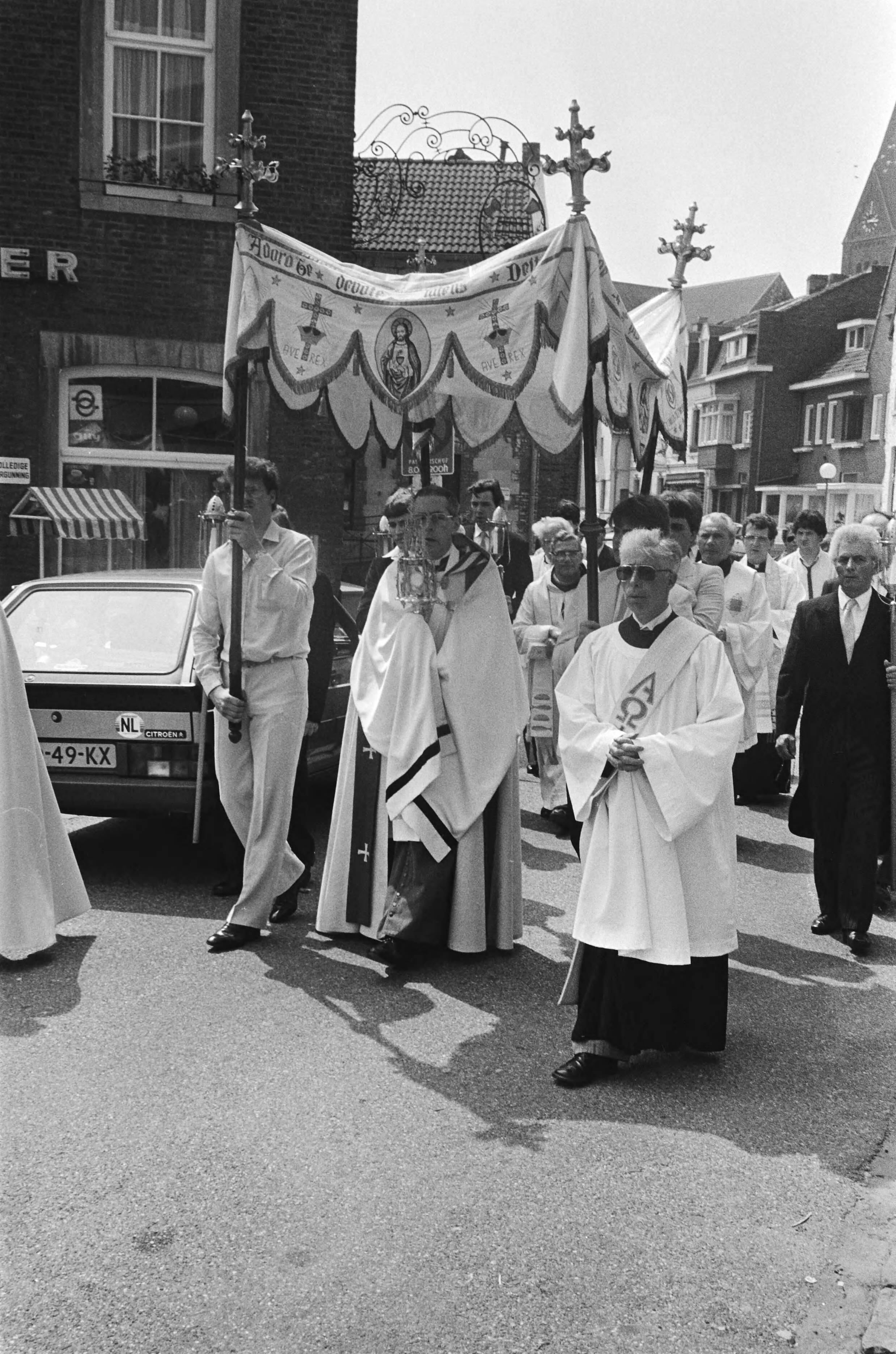 Fotocollectie Anefo — Processie in Gulpen met bisschop Gijssen — Foto: Croes, Rob C. / Anefo. Licentie: Set B: Rechtenvrij / Publiek Domein. Bron: Nationaal Archief. http://hdl.handle.net/10648/ad474360-d0b4-102d-bcf8-003048976d84