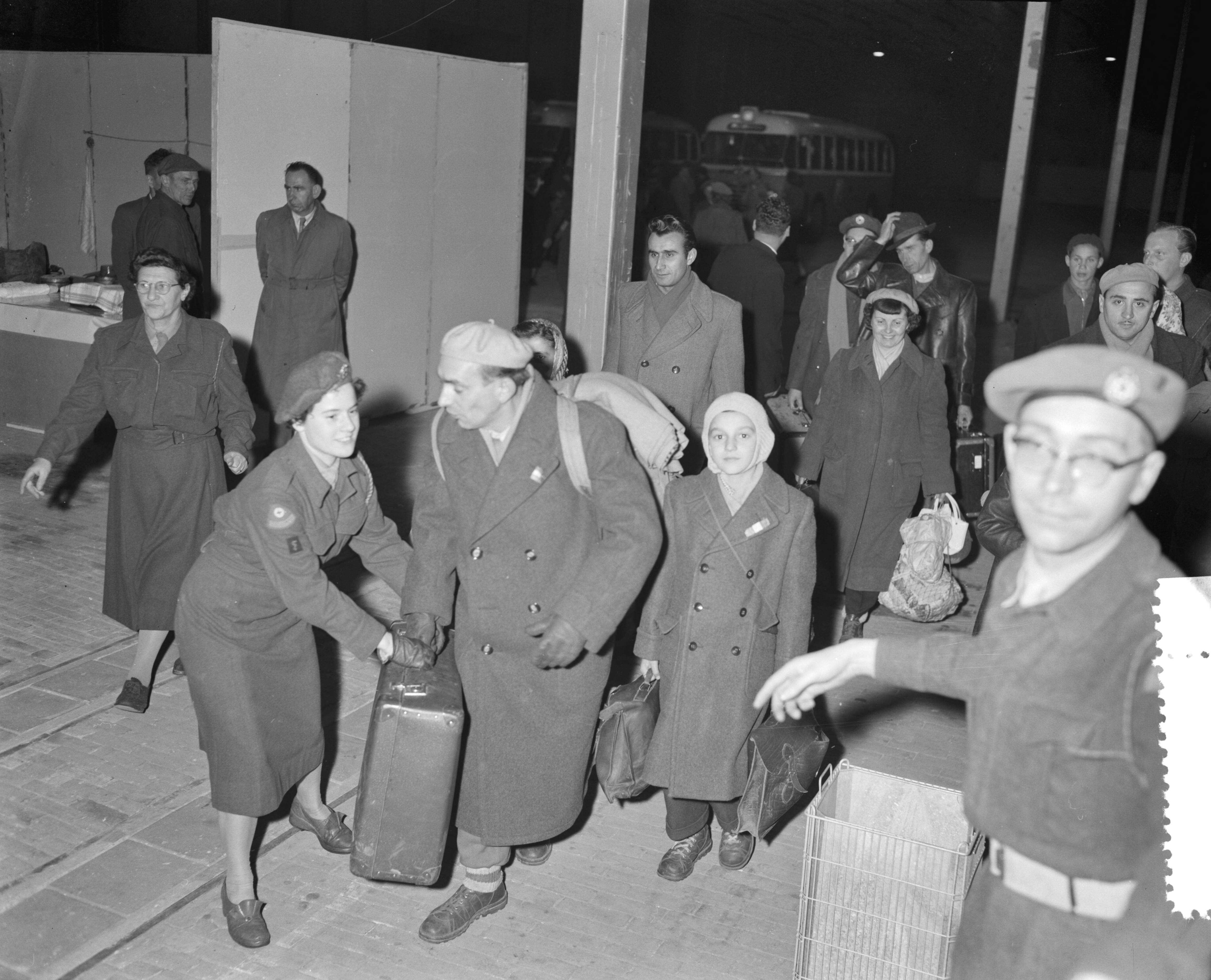 Fotocollectie Anefo — Aankomst Rode Kruistrein met Hongaren te Utrecht. Opvang in de Jaarbeurs — Foto: Behrens, Herbert F. / Anefo. Licentie: Set B: Rechtenvrij / Publiek Domein. Bron: Nationaal Archief. http://hdl.handle.net/10648/a952b1b8-d0b4-102d-bcf8-003048976d84