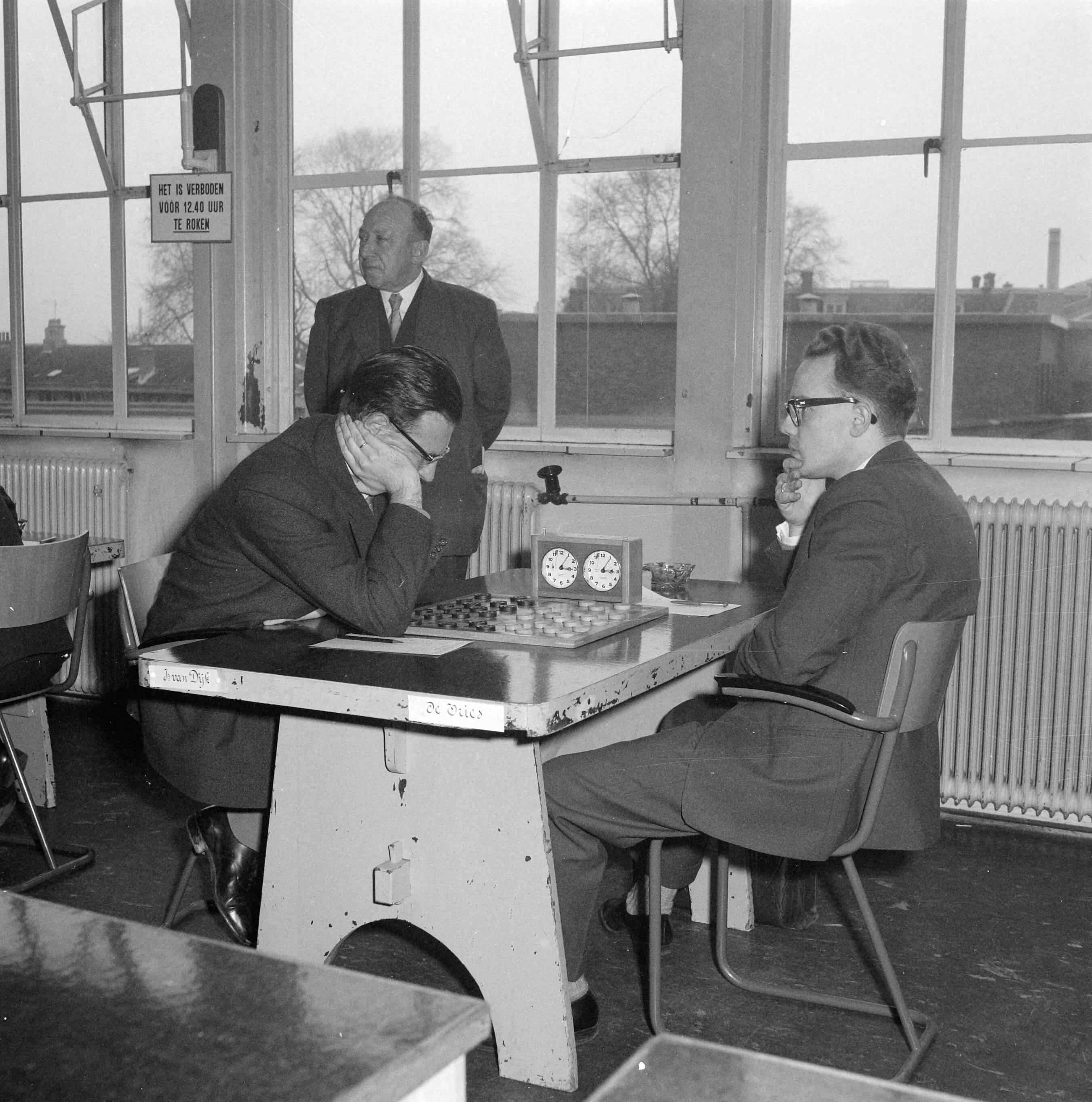 Fotocollectie Anefo — Ir. van Dijk , de Vries — Foto: Lindeboom, Henk / Anefo. Licentie: Set B: Rechtenvrij / Publiek Domein. Bron: Nationaal Archief. http://hdl.handle.net/10648/a9758120-d0b4-102d-bcf8-003048976d84