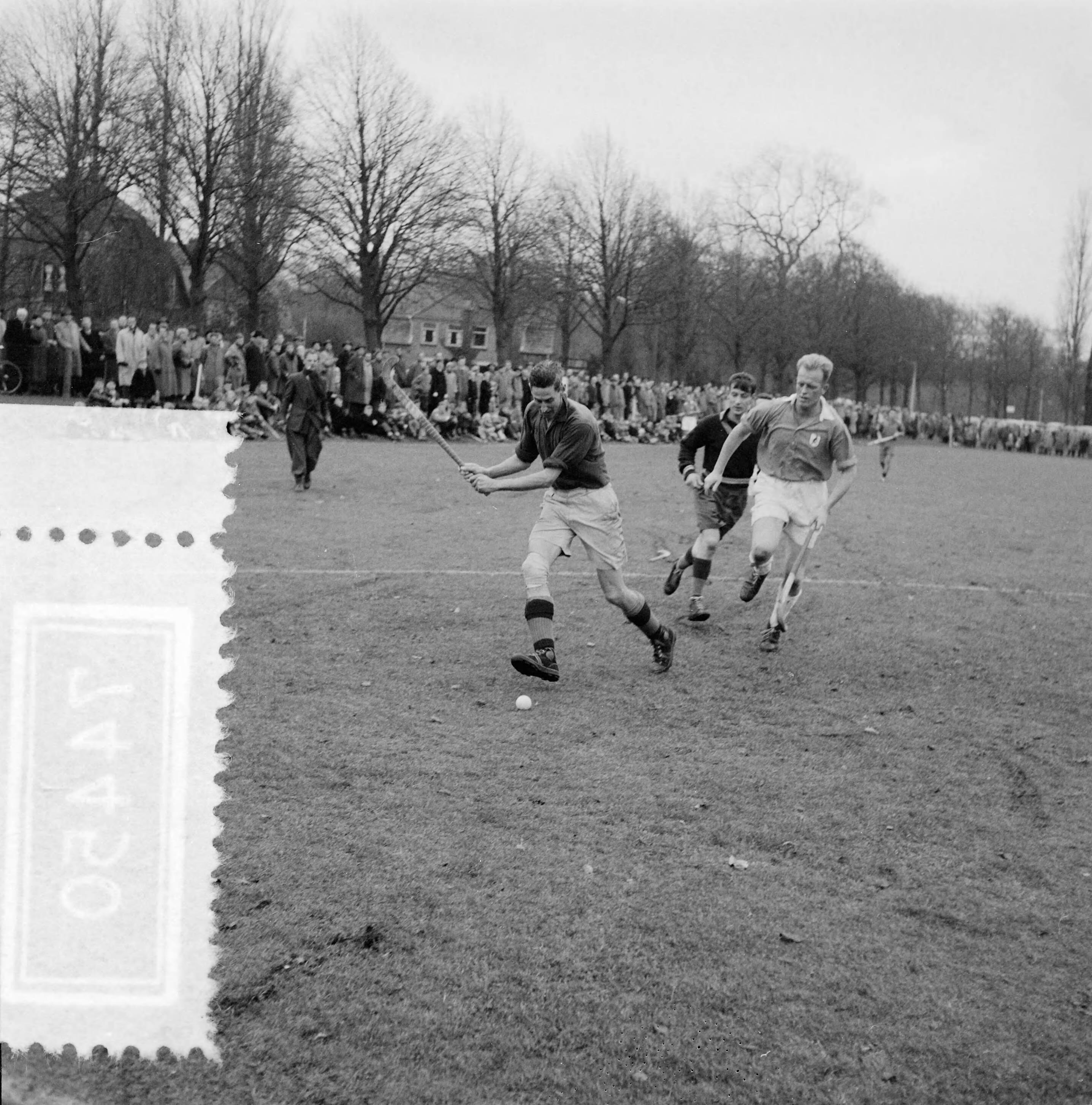 Fotocollectie Anefo — Hockey. BMHC tegen HHIJC 2-1. Spelmoment — Foto: Behrens, Herbert F. / Anefo. Licentie: Set B: Rechtenvrij / Publiek Domein. Bron: Nationaal Archief. http://hdl.handle.net/10648/a93f2508-d0b4-102d-bcf8-003048976d84