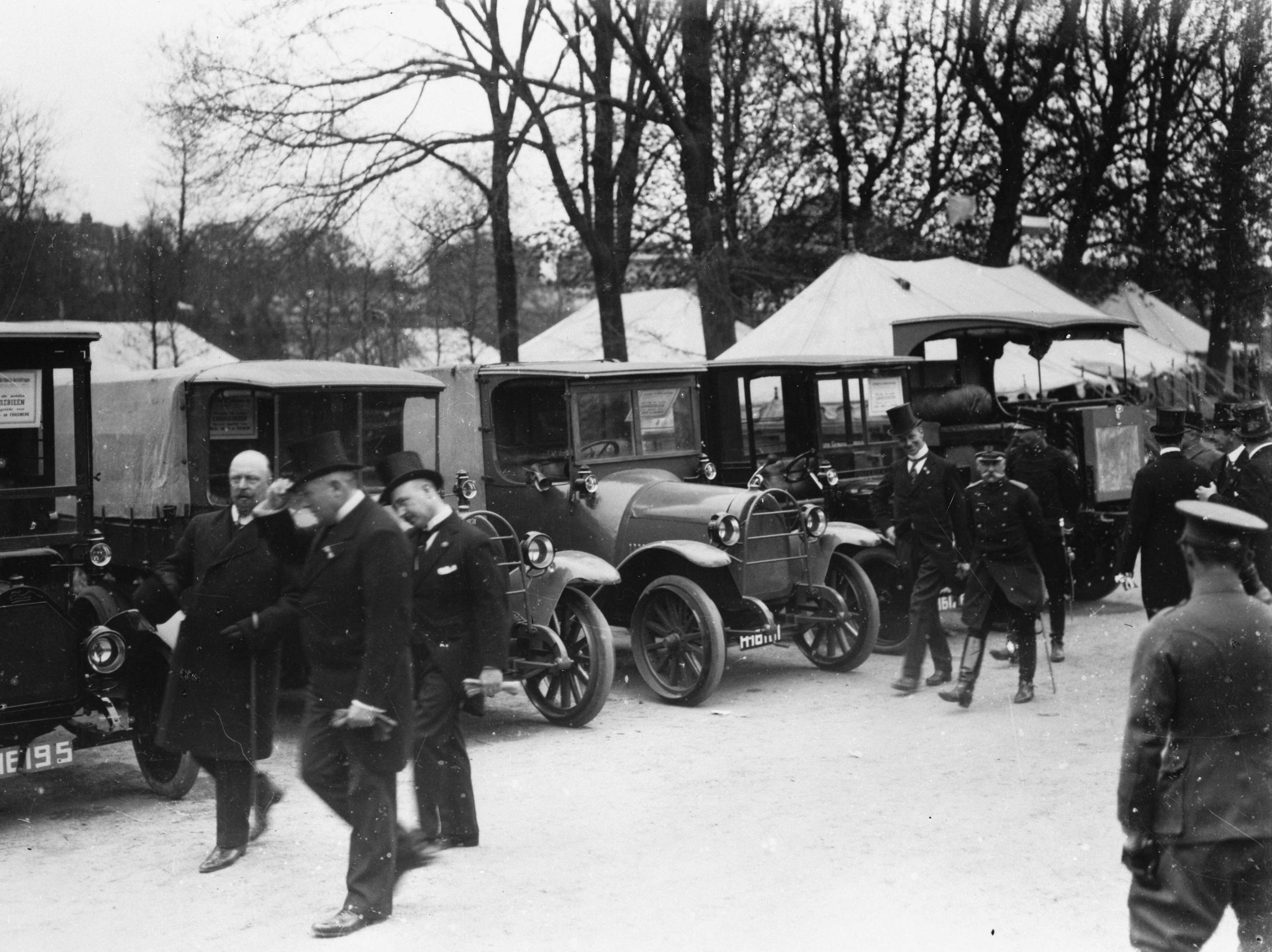 Fotocollectie RVD / Koninklijk Huis — Prins Hendrik (1876 - 1934) op een autotentoonstelling op het Malieveld te Den Haag, 1928 — Foto: Rousel (repro) / RVD. Licentie: Set B: Rechtenvrij / Publiek Domein. Bron: Nationaal Archief. http://hdl.handle.net/10648/afb2a130-d0b4-102d-bcf8-003048976d84