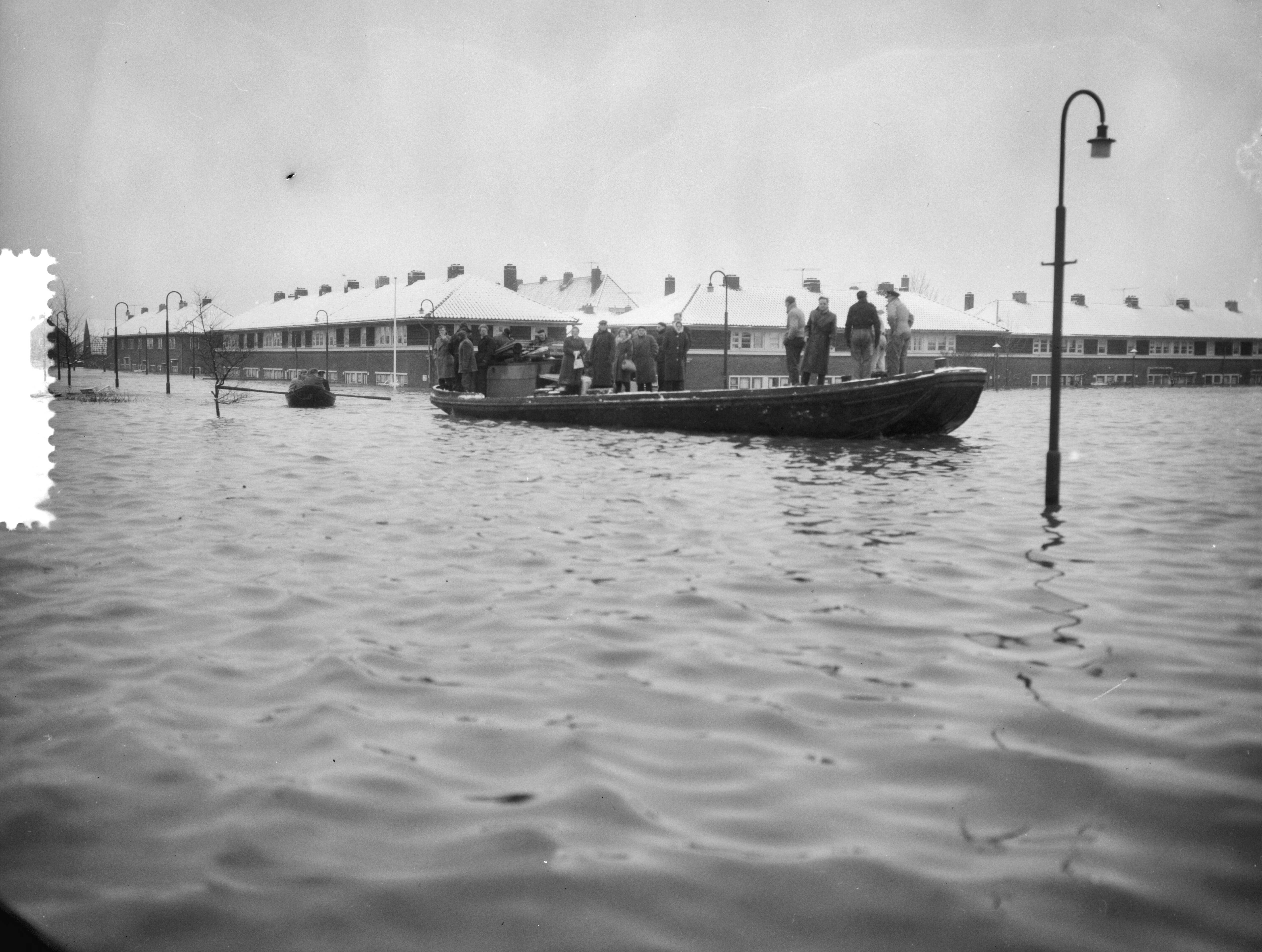 Ramp Tuindorp Oostzaan — Foto: Rossem, Wim van / Anefo. — Licentie: Set B: Rechtenvrij / Publiek Domein. Bron: Nationaal Archief. http://hdl.handle.net/10648/a9a5b21e-d0b4-102d-bcf8-003048976d84