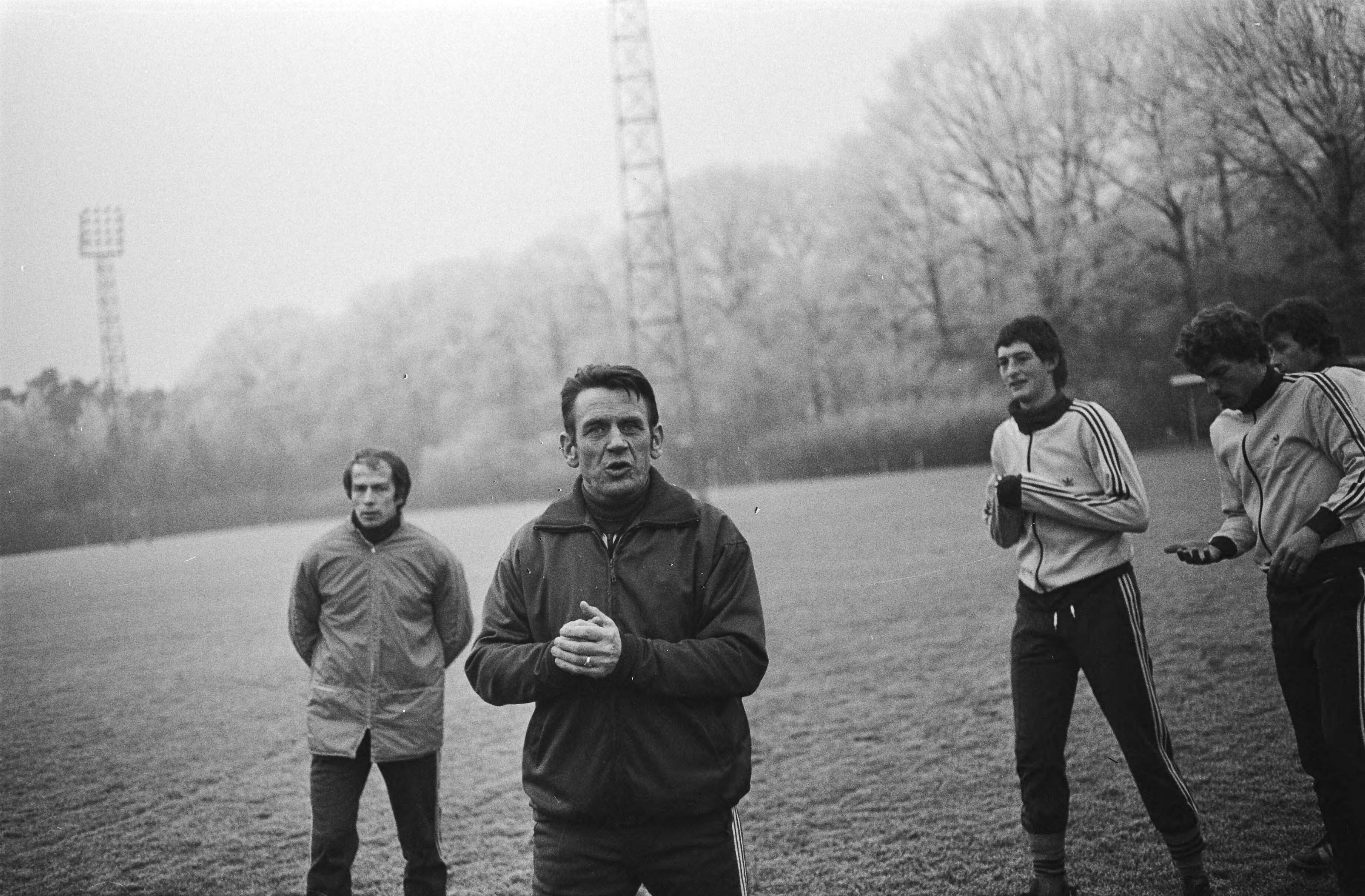Fotocollectie Anefo — Training Nederlands elftal (Zeist); trainer Zwartkruis aa het woord — Foto: Pereira, Fernando / Anefo. Licentie: Set B: Rechtenvrij / Publiek Domein. Bron: Nationaal Archief. http://hdl.handle.net/10648/acc19fda-d0b4-102d-bcf8-003048976d84