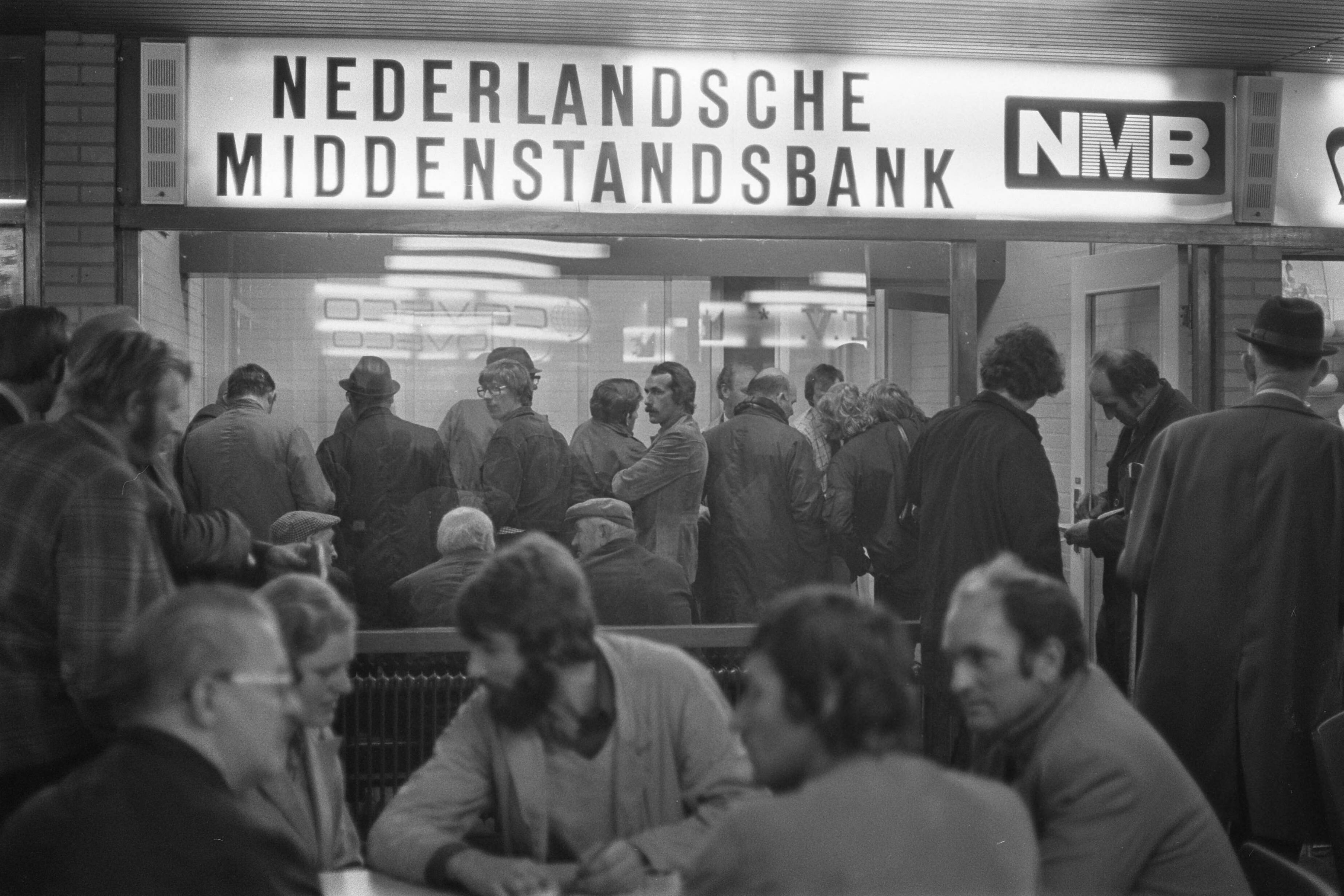 Fotocollectie Anefo — Bij overval op geldtransport 4,5 miljoen buit gemaakt in Utrecht; de Nederlandse Middenstands Bank in het Veemarktgebouw na de overval — Foto: Suyk, Koen / Anefo. Licentie: Set B: Rechtenvrij / Publiek Domein. Bron: Nationaal Archief. http://hdl.handle.net/10648/aca5b482-d0b4-102d-bcf8-003048976d84