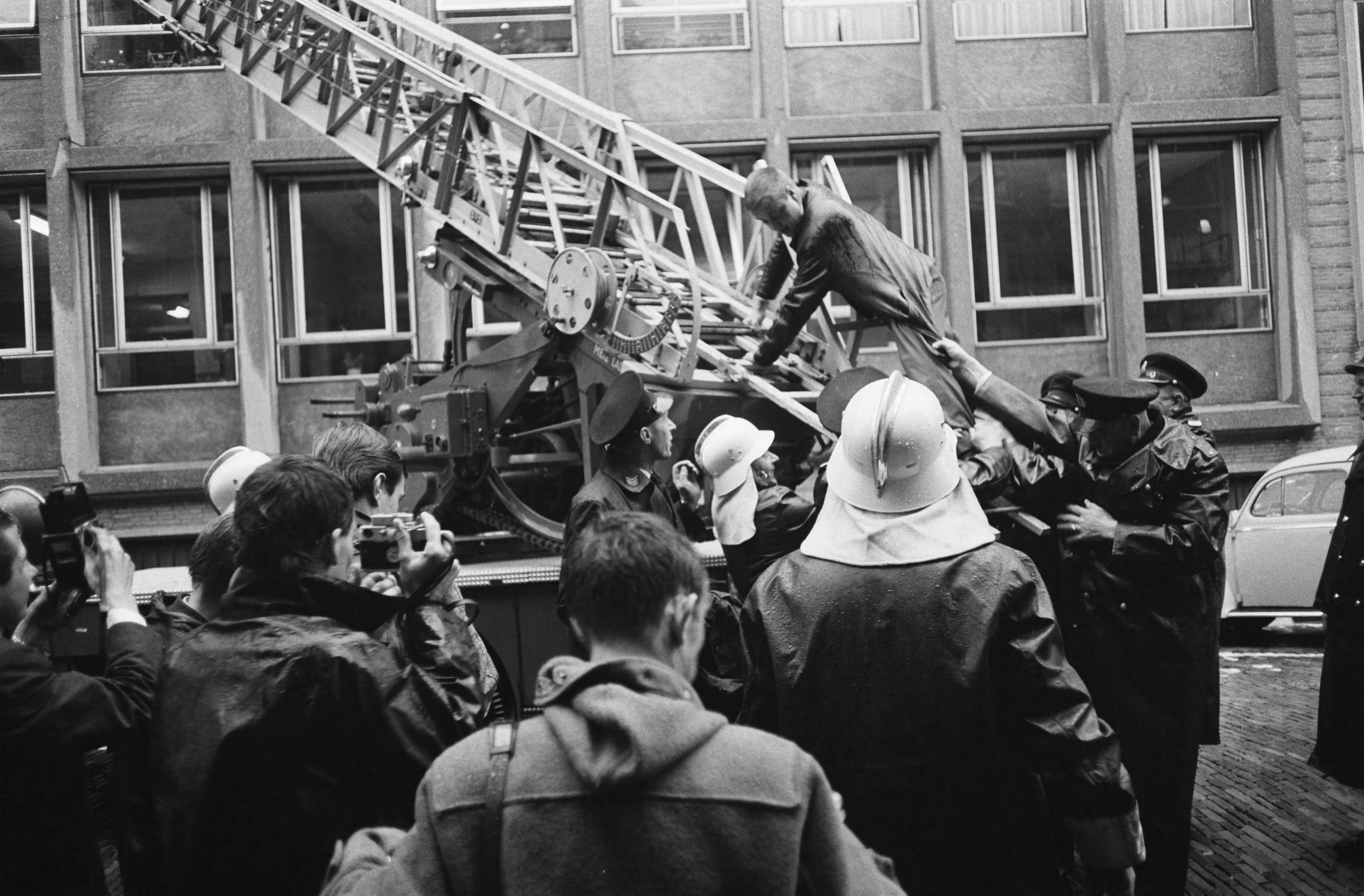 Fotocollectie Anefo — Examen fotojournalist te Den Haag — Foto: Pot, Harry / Anefo. Licentie: Set B: Rechtenvrij / Publiek Domein. Bron: Nationaal Archief. http://hdl.handle.net/10648/aa1cec3a-d0b4-102d-bcf8-003048976d84