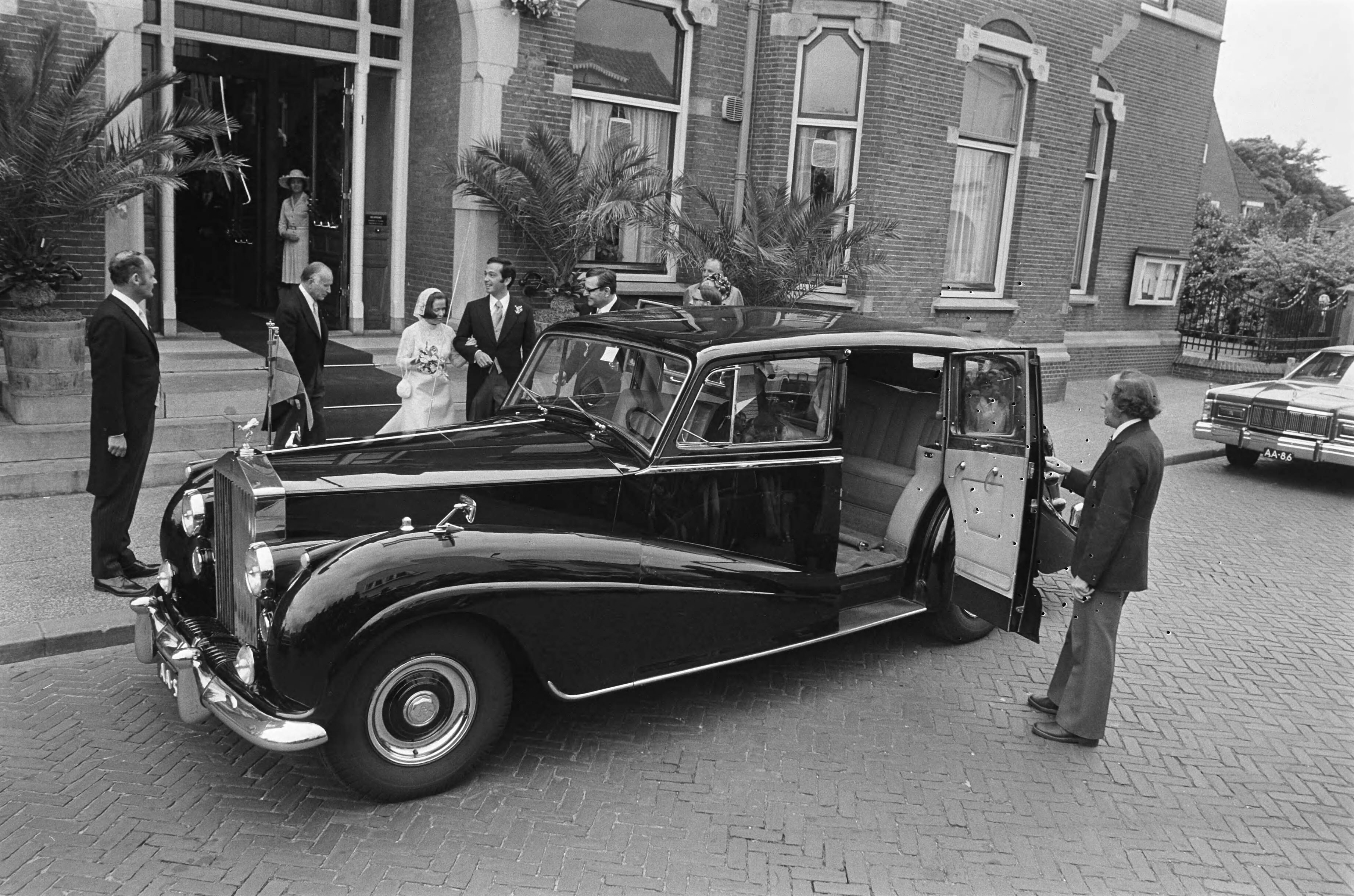 Huwelijk prinses Christina en Jorge Guillermo; de sluiting van het burgerlijk huwelijk in het stadhuis van Baarn — Rolls-Royce staat klaar voor prinses Christina en Jorge Guillermo bij het stadhuis — Foto: Meerdere fotografen / Anefo. Licentie: Set B: Rechtenvrij / Publiek Domein. Bron: Nationaal Archief. http://hdl.handle.net/10648/ac6c5656-d0b4-102d-bcf8-003048976d84
