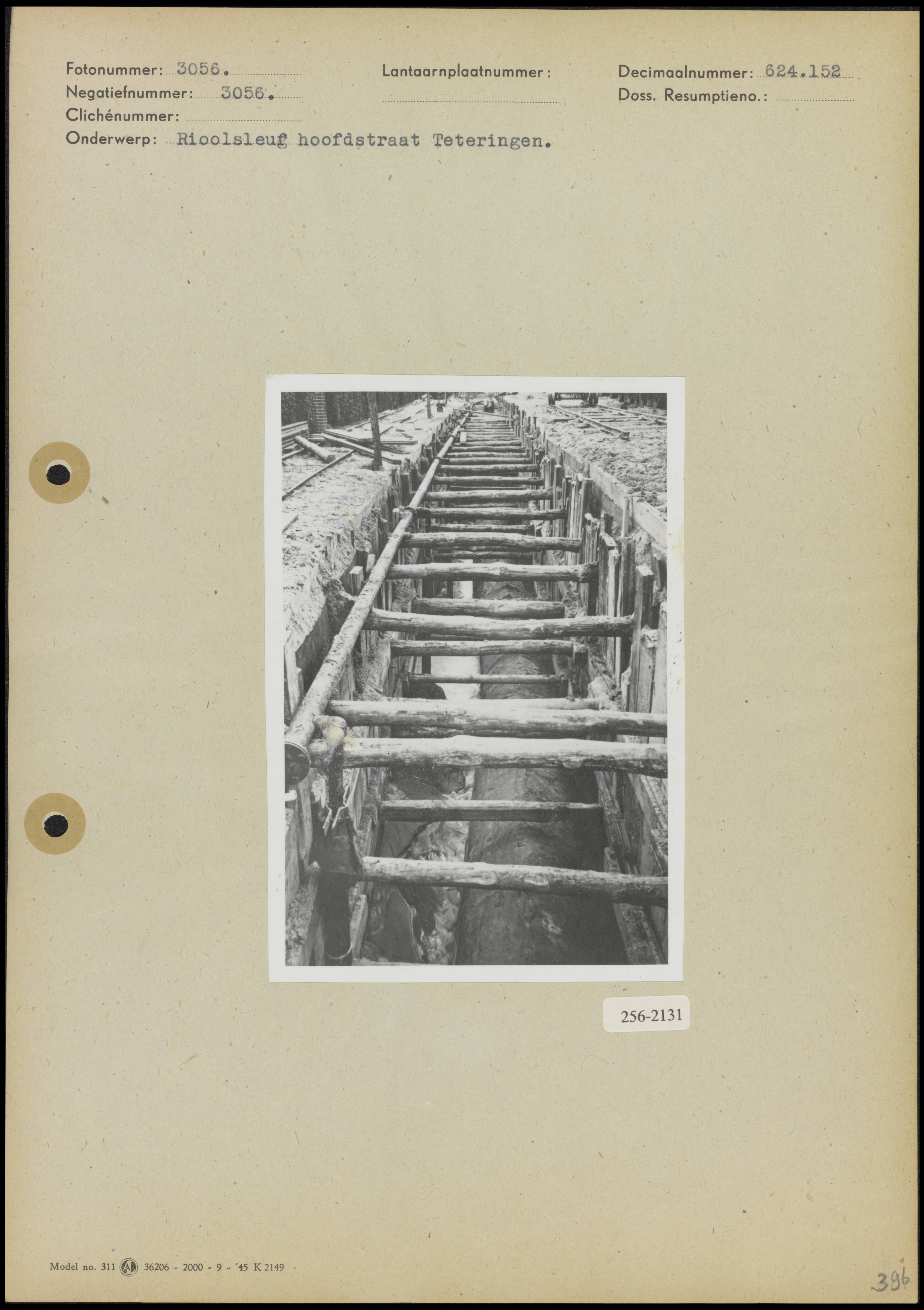 Fotocollectie Arbeidsinspectie — Rioolsleuf in de hoofdstraat van Teteringen — Foto: Onbekend / Publiek Domein of Rechtenvrij. Licentie: Set B: Rechtenvrij / Publiek Domein. Bron: Nationaal Archief. http://hdl.handle.net/10648/b018a354-d0b4-102d-bcf8-003048976d84