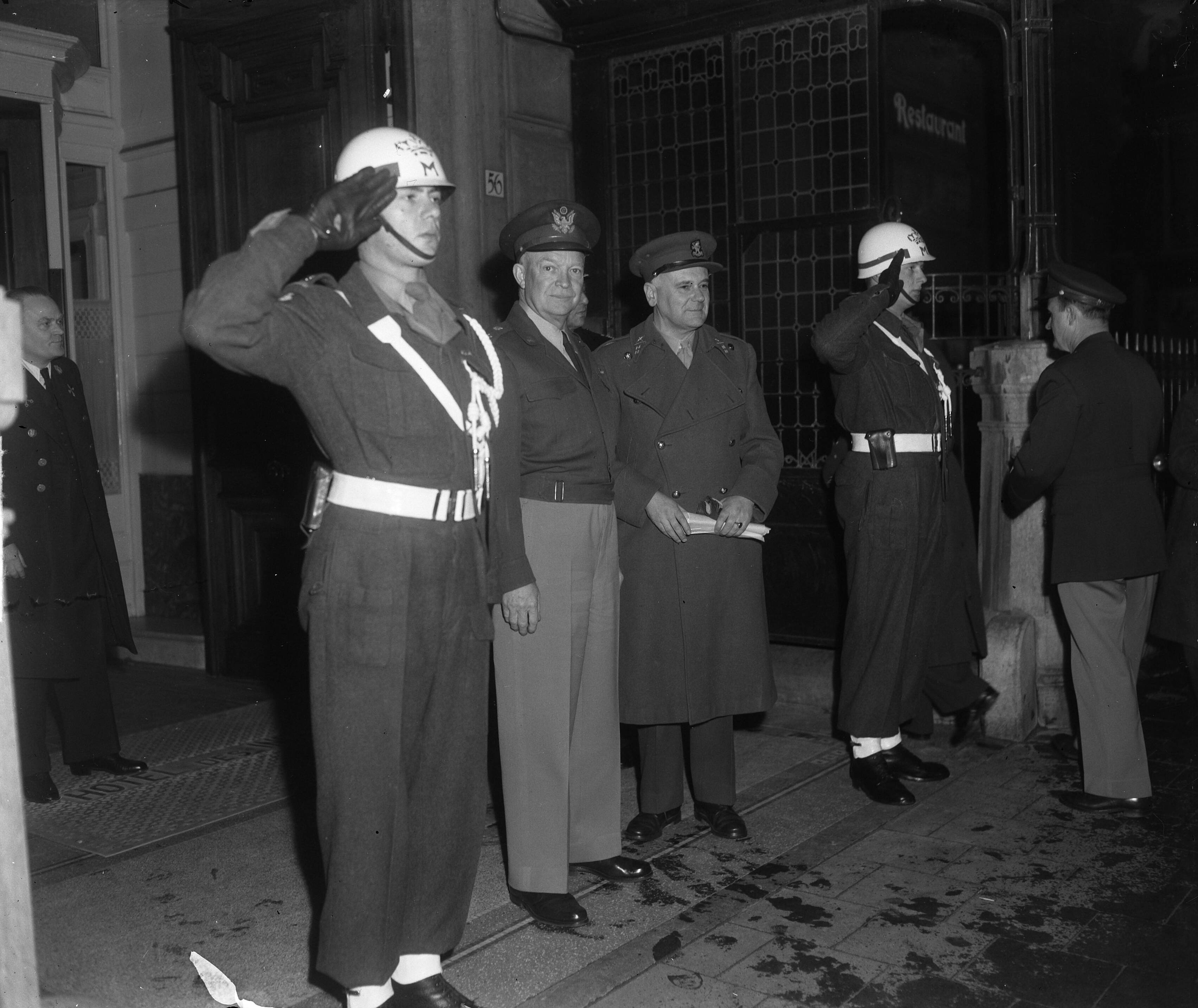Bezoek van generaal Eisenhower aan Nederland (1951) — Aankomst van generaal Eisenhower bij Hotel des Indes in Den Haag. Naast hem generaal H.J. Kruls — Foto: Duinen, H. van / Anefo. Licentie: Set B: Rechtenvrij / Publiek Domein. Bron: Nationaal Archief. http://hdl.handle.net/10648/a8e4e296-d0b4-102d-bcf8-003048976d84