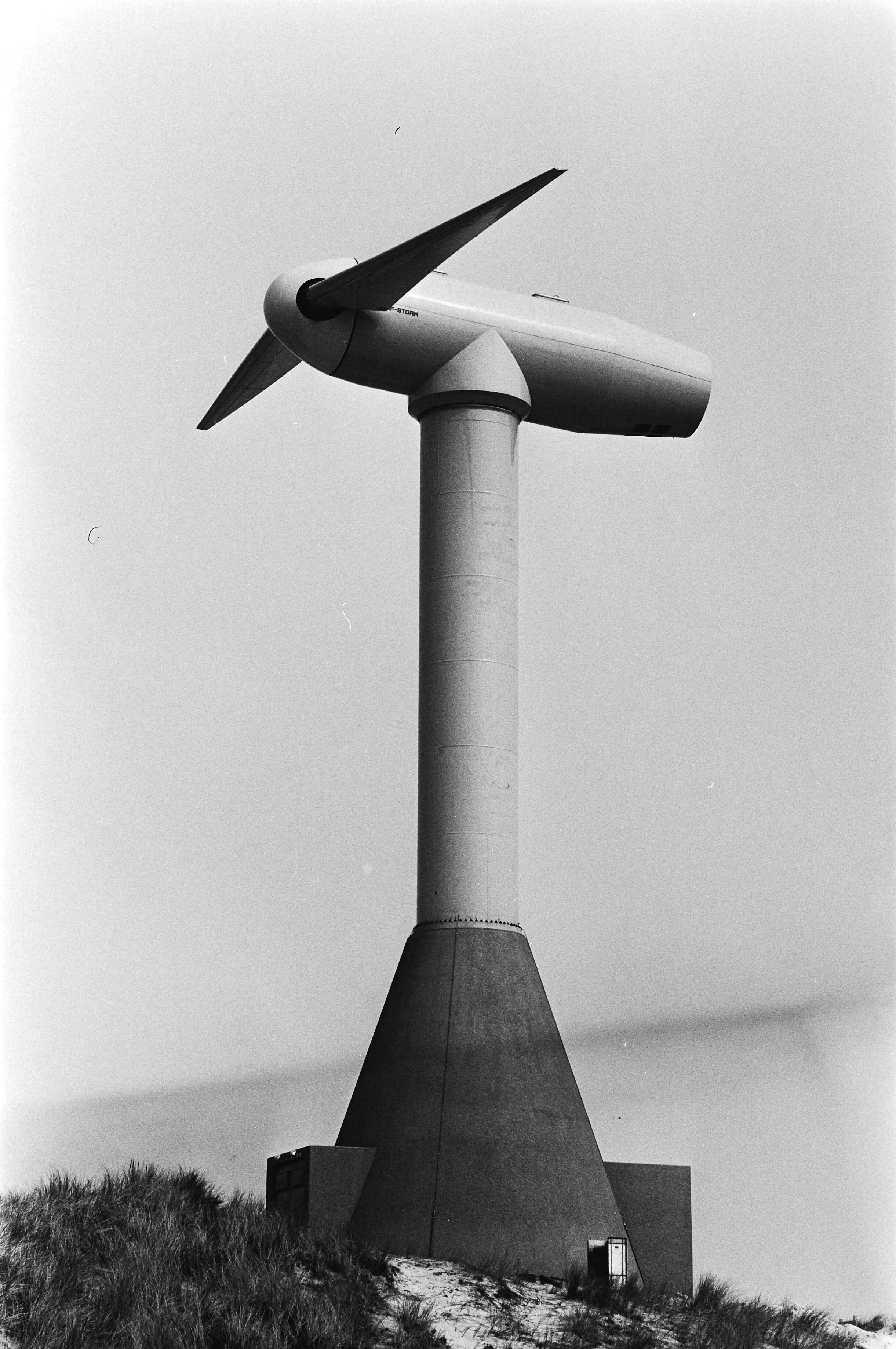 Fotocollectie Anefo — Enorme windmolen in Petten — Foto: Antonisse, Marcel / Anefo. Licentie: Set B: Rechtenvrij / Publiek Domein. Bron: Nationaal Archief. http://hdl.handle.net/10648/acf8eb48-d0b4-102d-bcf8-003048976d84