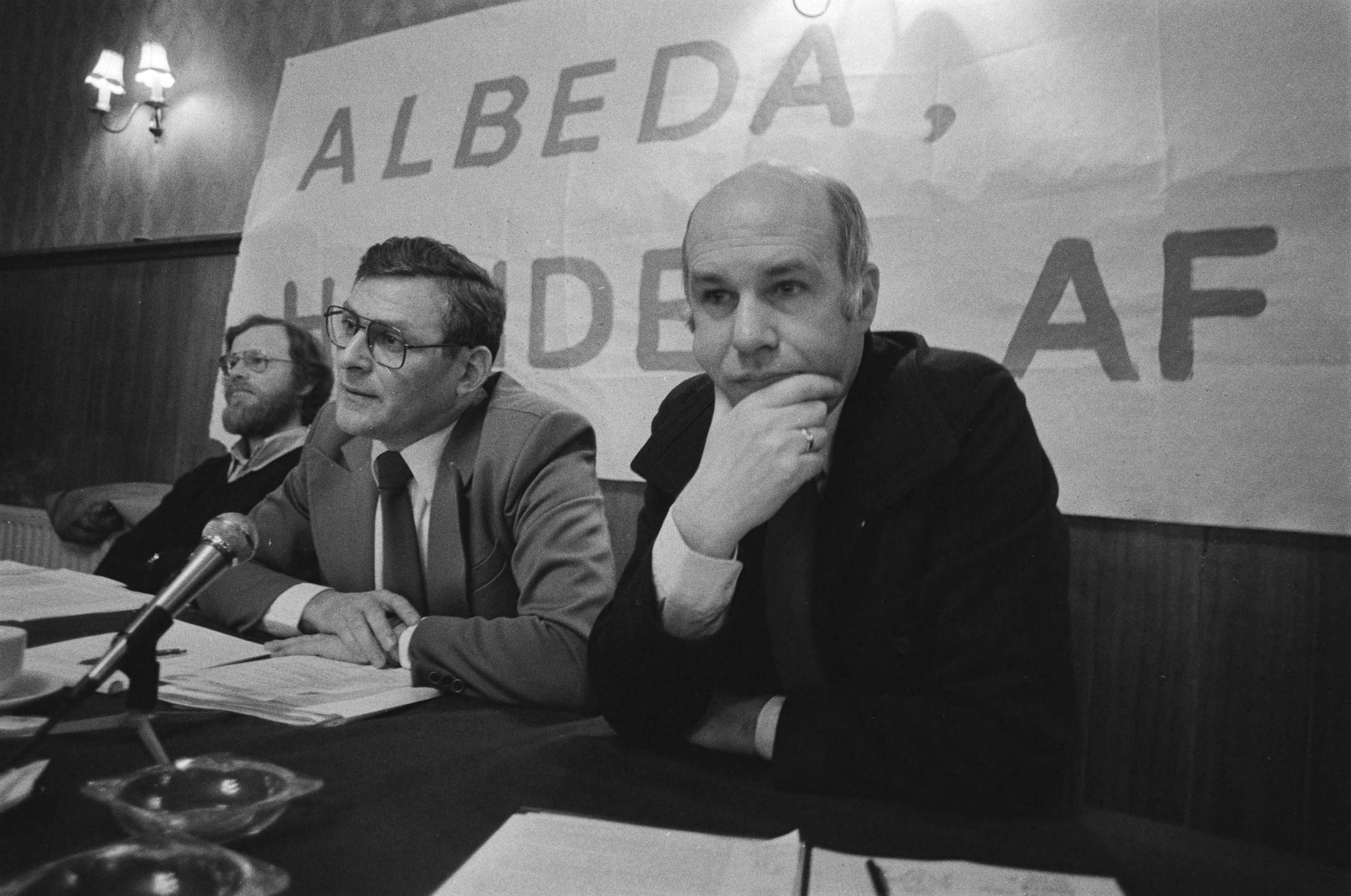 Fotocollectie Anefo — Manifestatie tegen "Albedas Worgwet" in gebouw "Amicitia in Den Haag , Nijpels (D66) rechts tijdens de manifestatie — Foto: Antonisse, Marcel / Anefo. Licentie: Set B: Rechtenvrij / Publiek Domein. Bron: Nationaal Archief. http://hdl.handle.net/10648/acf6473a-d0b4-102d-bcf8-003048976d84