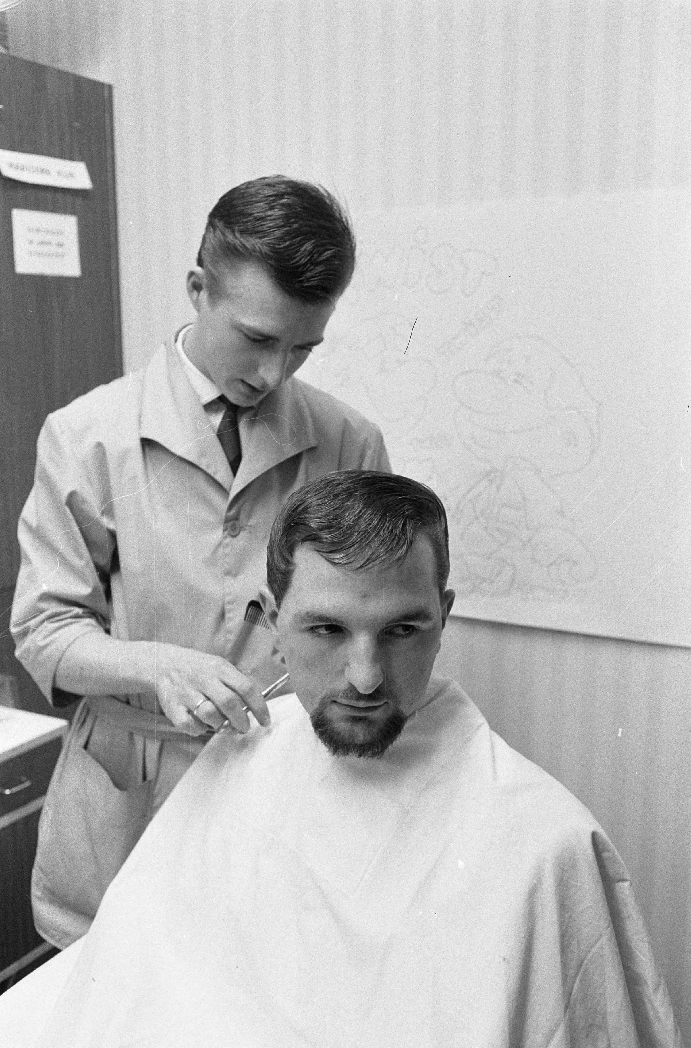 Fotocollectie Anefo — Zandvoortse kapper Wim Kok vindt haarstijl "Twist" uit, een nieuw kapsel voor jonge heren, geinspireerd op de nieuwe dans — Foto: Pot, Harry / Anefo. Licentie: Set B: Rechtenvrij / Publiek Domein. Bron: Nationaal Archief. http://hdl.handle.net/10648/a9f31fe0-d0b4-102d-bcf8-003048976d84