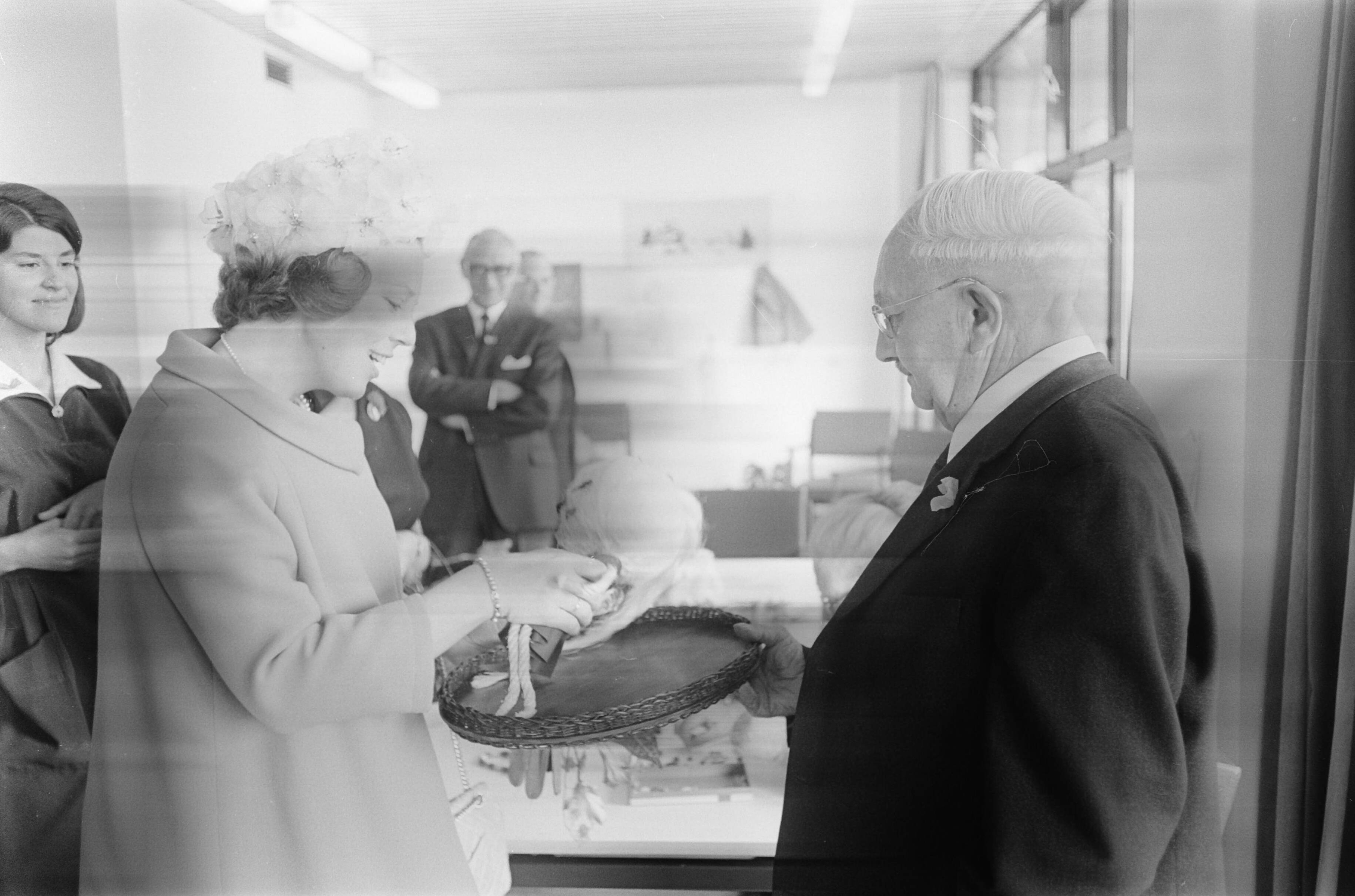 Fotocollectie Anefo — Prinses Beatrix in Drenthe opende vakantiecentrum prins Willem Alexander in Roden — Foto: Koch, Eric / Anefo. Licentie: Set B: Rechtenvrij / Publiek Domein. Bron: Nationaal Archief. http://hdl.handle.net/10648/ab40154c-d0b4-102d-bcf8-003048976d84