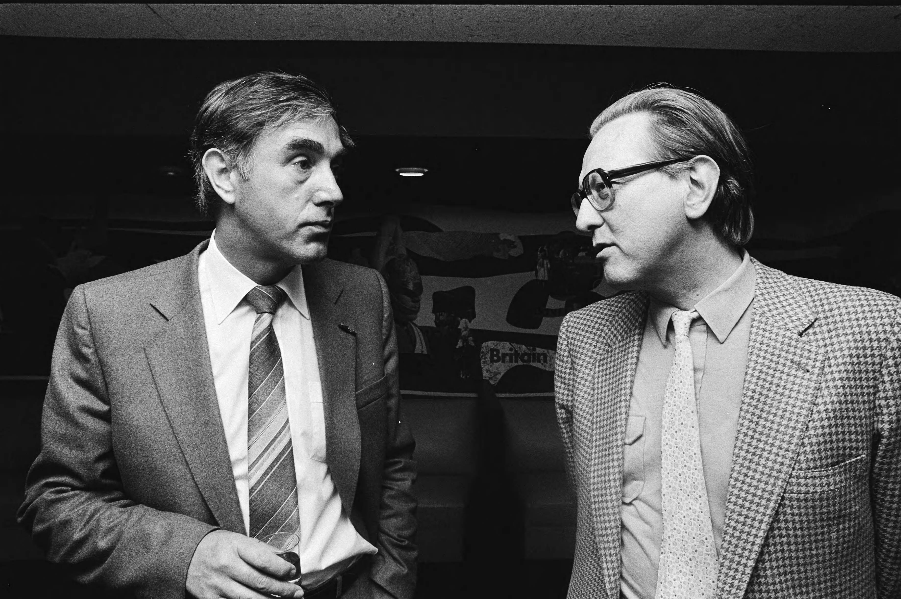 Fotocollectie Anefo — AR partijraad (laatste) in Utrecht, opdracht AR; voorzitter Hans de Boer (links) en prof. Bob Goudzwaard — Foto: Croes, Rob C. / Anefo. Licentie: Set B: Rechtenvrij / Publiek Domein. Bron: Nationaal Archief. http://hdl.handle.net/10648/ace21760-d0b4-102d-bcf8-003048976d84
