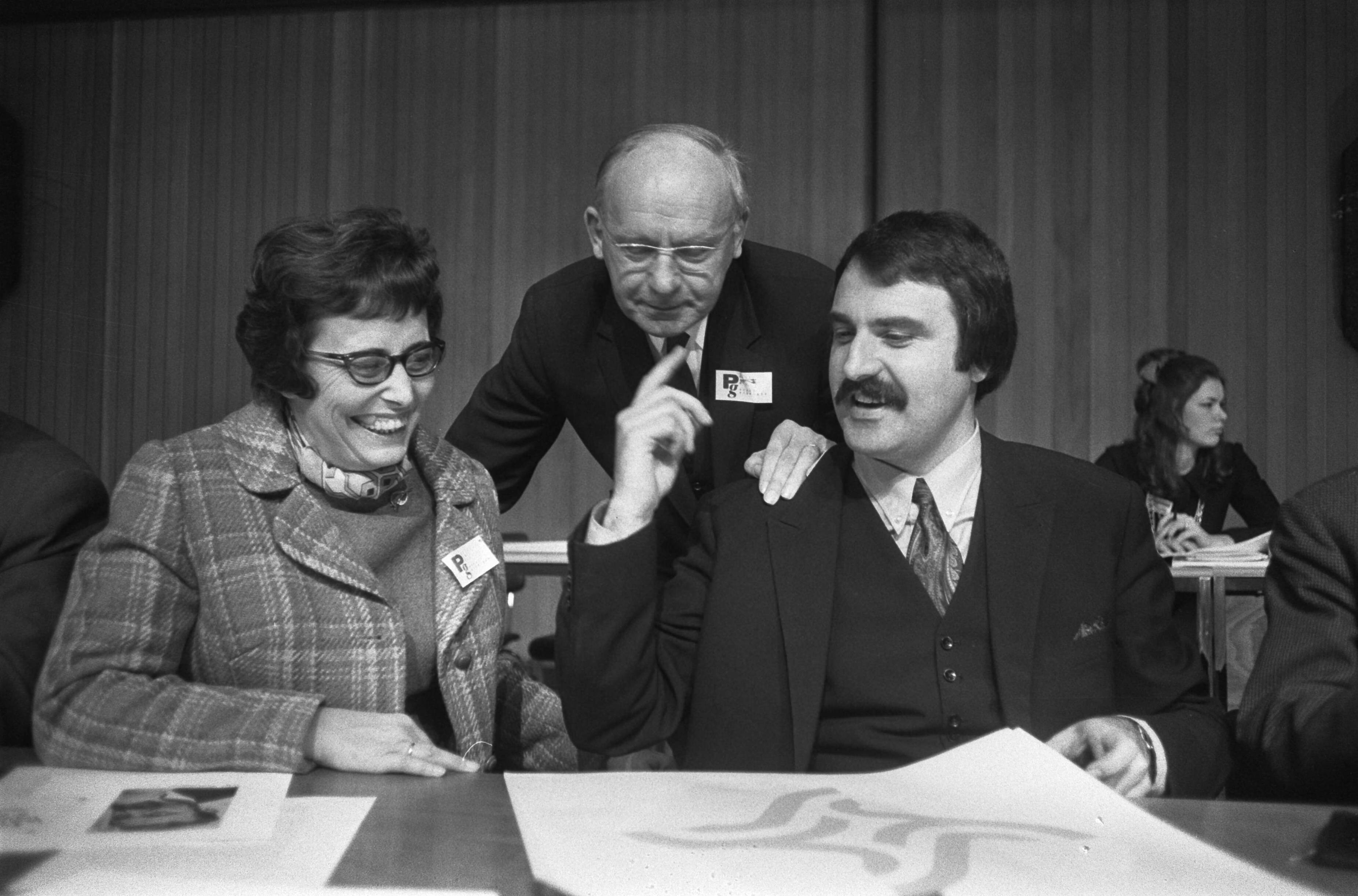 Fotocollectie Anefo — PVDA-congres in Groningen. Aan bestuurstafel mw. I.v.d. Heuvel (vz. vrouwenkontakt), partijvoorzitter dr. A. Vondeling en Andre v.d. Louw (Nieuw Links) — Foto: Koch, Eric / Anefo. Licentie: Set B: Rechtenvrij / Publiek Domein. Bron: Nationaal Archief. http://hdl.handle.net/10648/ab8958e2-d0b4-102d-bcf8-003048976d84