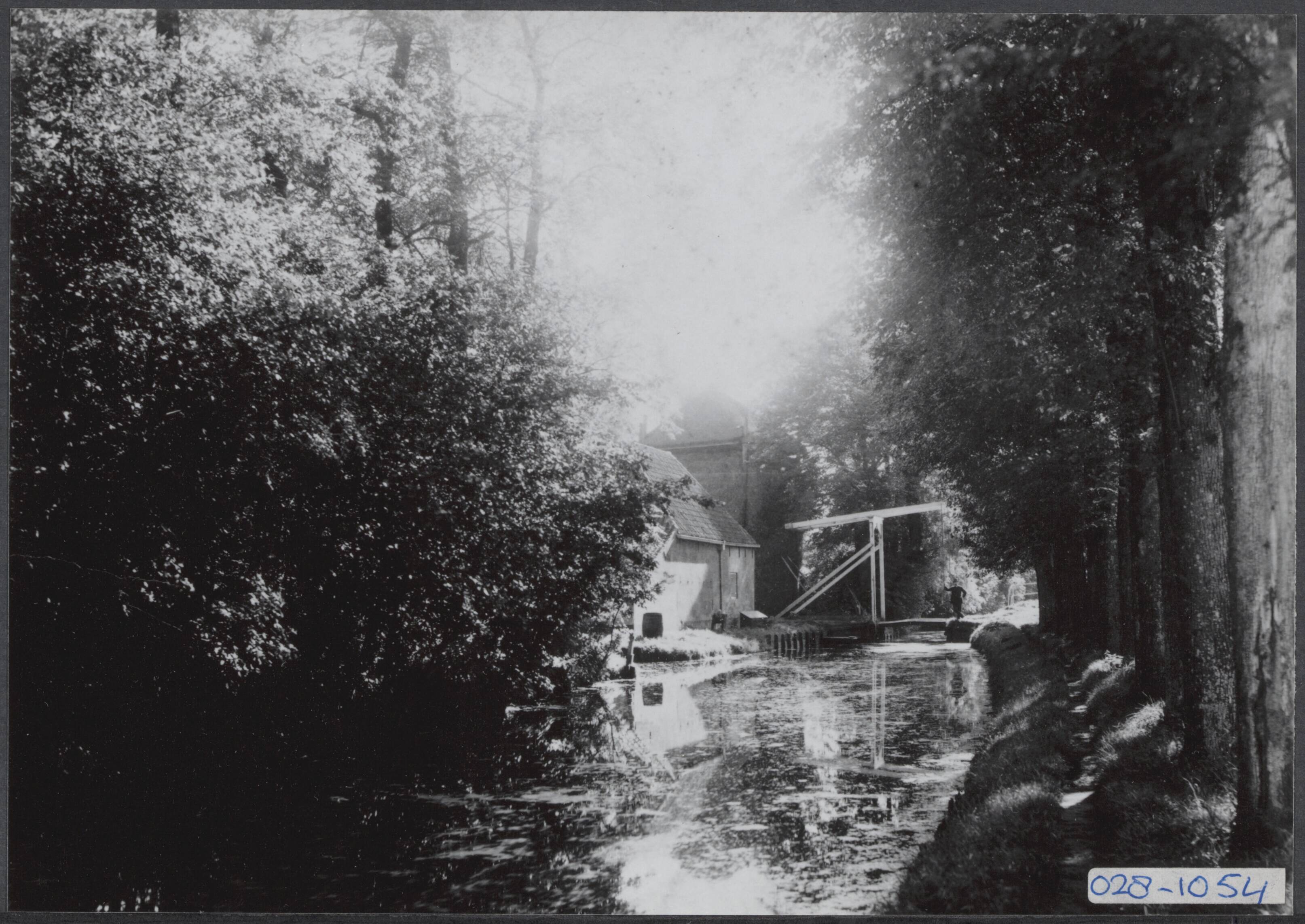 Fotocollectie Elsevier Binnenland — Broeksloot te Rijswijk (Z.H.) — Foto: Onbekend / Publiek Domein of Rechtenvrij. Licentie: Set B: Rechtenvrij / Publiek Domein. Bron: Nationaal Archief. http://hdl.handle.net/10648/addfa25e-d0b4-102d-bcf8-003048976d84
