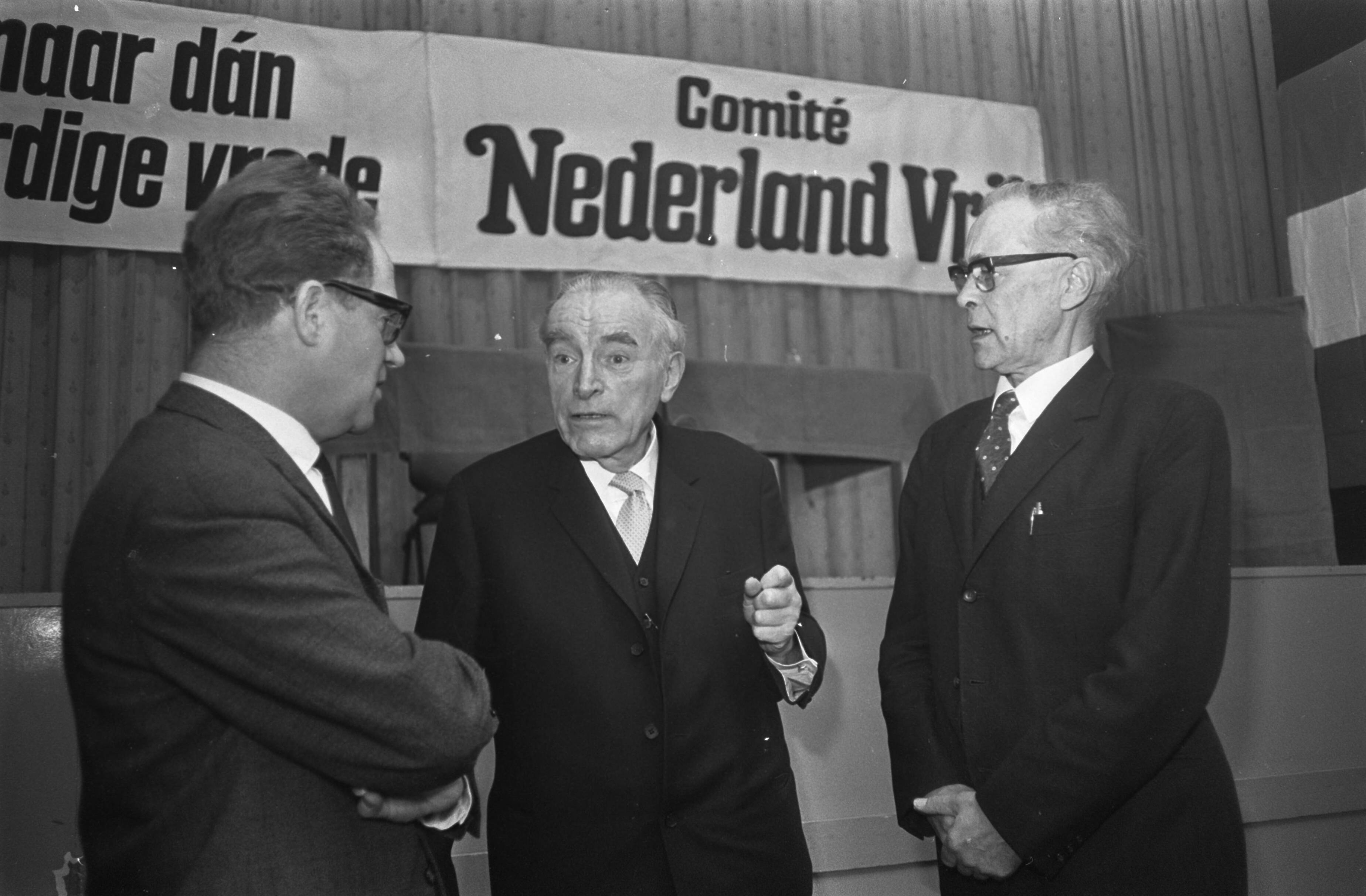 Fotocollectie Anefo — Discussie tussen professor Delfgauw en professor dr. J Prins te Den Haag . Professor Delfgauw , mr. J. C. M. Kapperijne van Cappello en professor Prins / — Foto: Koch, Eric / Anefo. Licentie: Set B: Rechtenvrij / Publiek Domein. Bron: Nationaal Archief. http://hdl.handle.net/10648/ab3c222a-d0b4-102d-bcf8-003048976d84