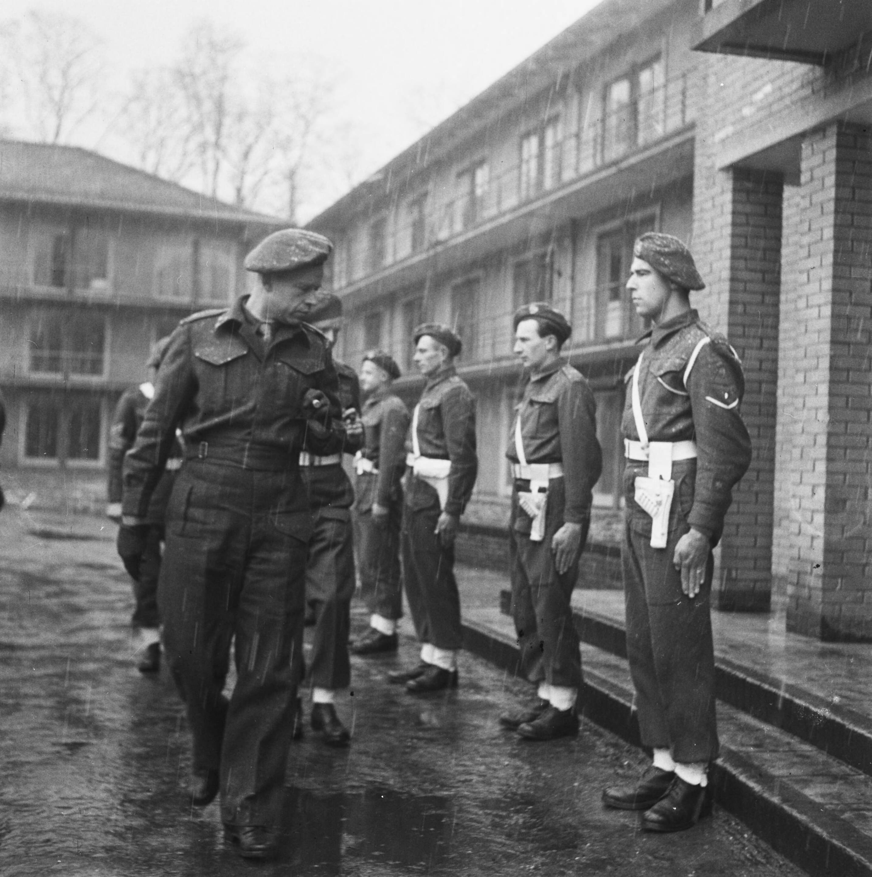 Generaal Kruls bezoekt officiers- en onderofficiersopleidingskamp in Bloemendaal — Foto: Breijer, Charles / Anefo. — Licentie: Set B: Rechtenvrij / Publiek Domein. Bron: Nationaal Archief. http://hdl.handle.net/10648/a898062e-d0b4-102d-bcf8-003048976d84