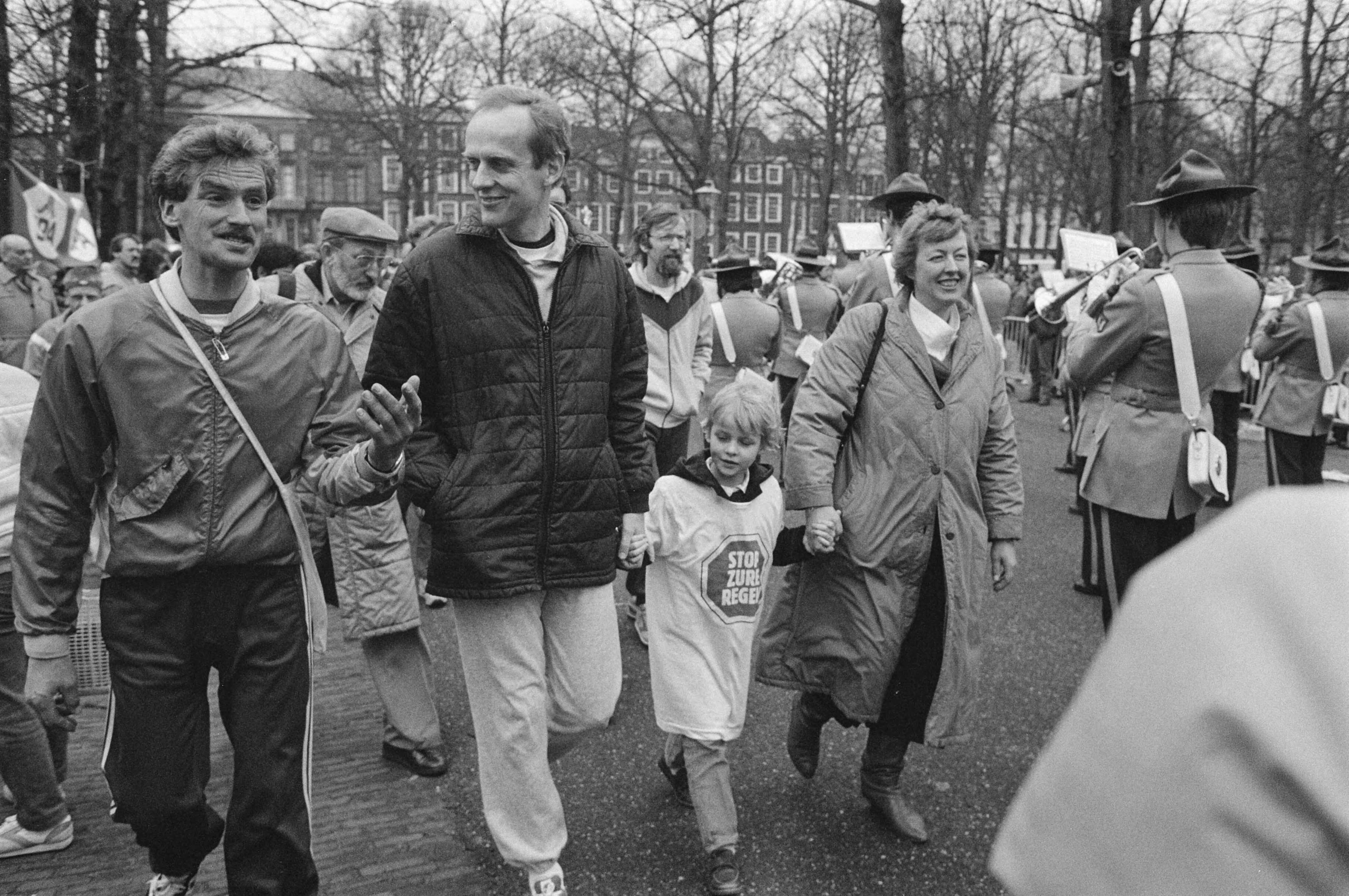 Fotocollectie Anefo — Minister Winsemius loopt mee in halve marathon in Den Haag (shirt tegen zure regen) — Foto: Croes, Rob C. / Anefo. Licentie: Set B: Rechtenvrij / Publiek Domein. Bron: Nationaal Archief. http://hdl.handle.net/10648/ad44d8b4-d0b4-102d-bcf8-003048976d84
