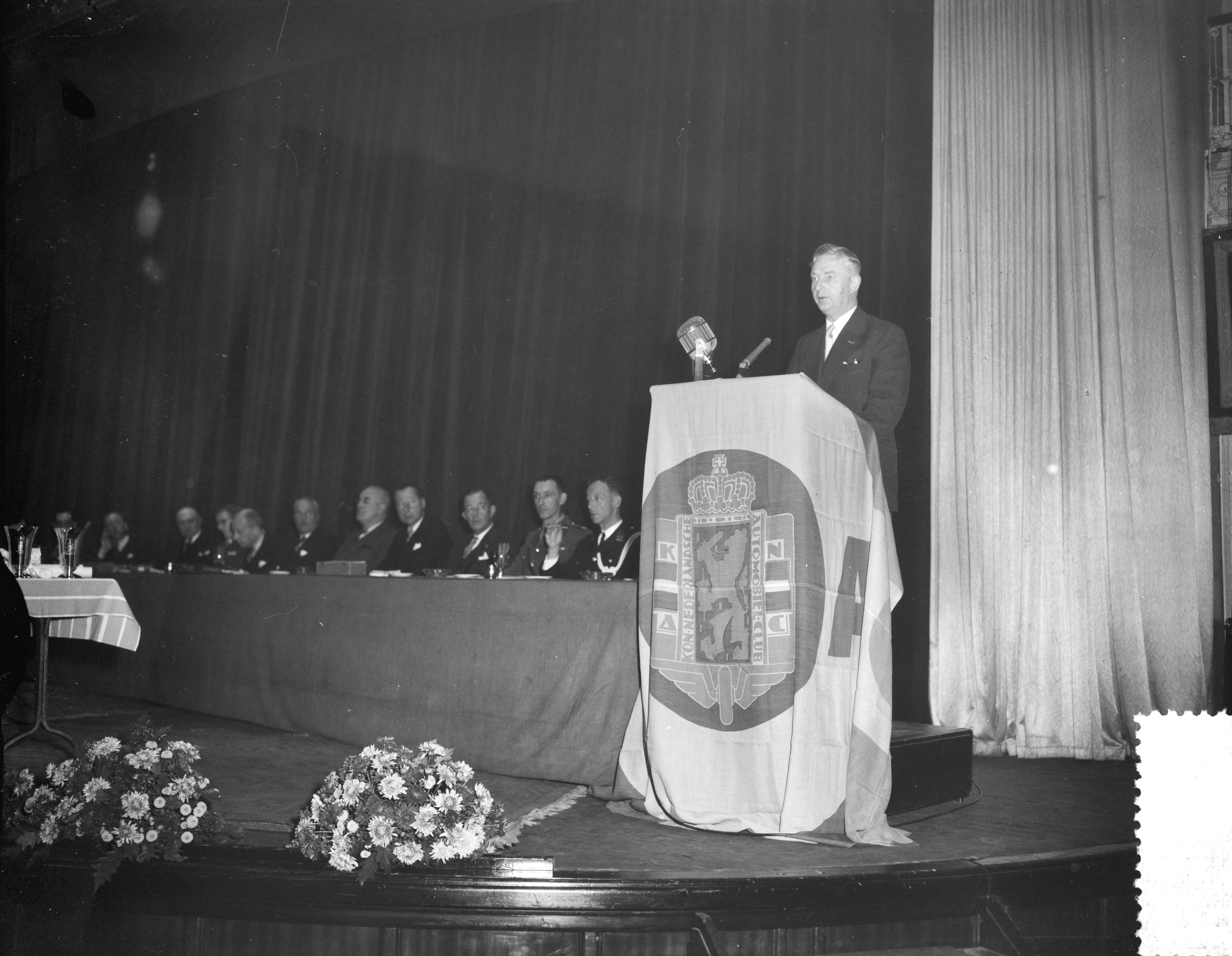 Fotocollectie Anefo — Opening Wegverkeersdag van het KNAC in het Kurhaus te Scheveningen. Openingstoespraak door minister J. Algera — Foto: Bilsen, Joop van / Anefo. Licentie: Set B: Rechtenvrij / Publiek Domein. Bron: Nationaal Archief. http://hdl.handle.net/10648/a9526c62-d0b4-102d-bcf8-003048976d84