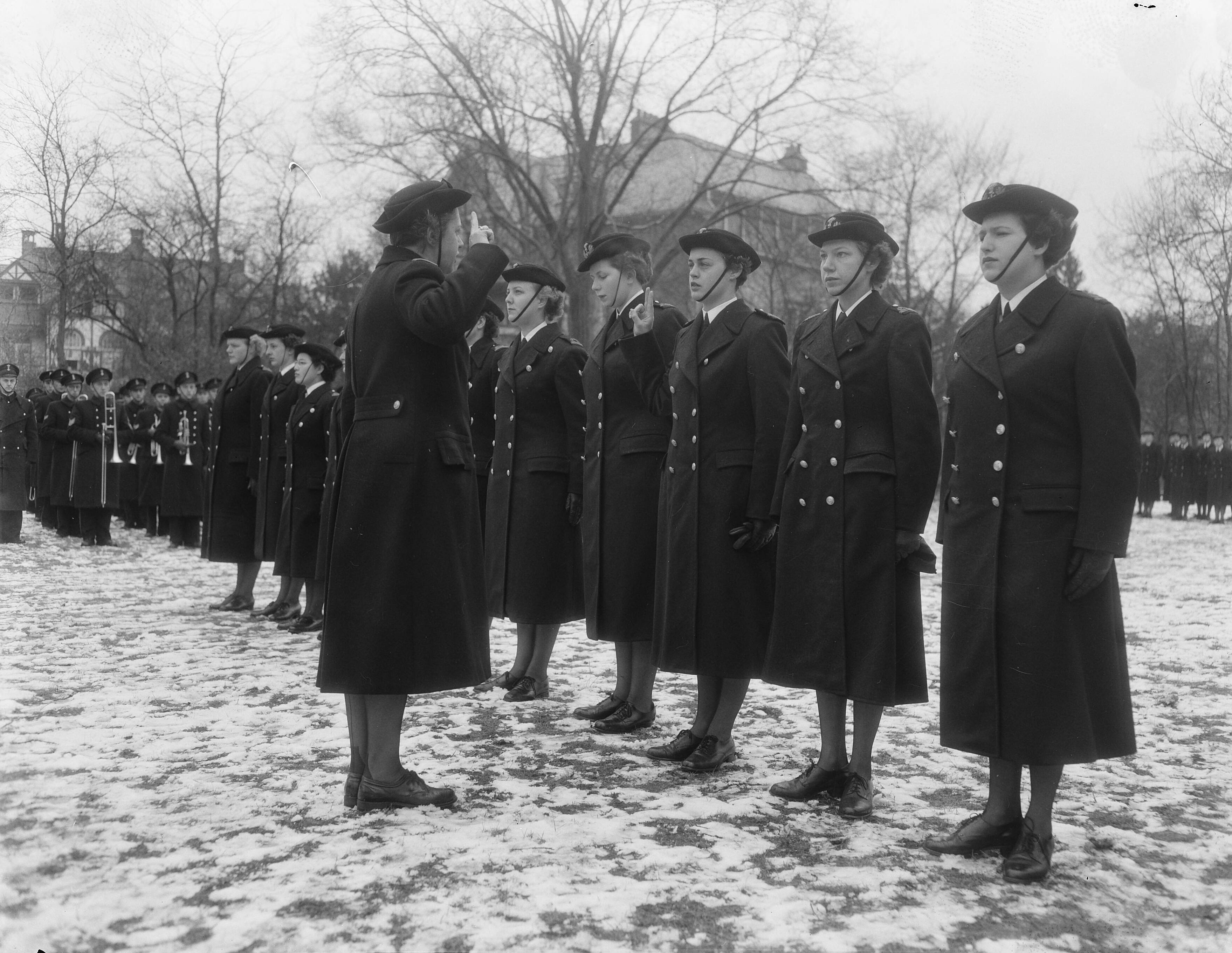 Fotocollectie Anefo — Beëdiging van 11 vrouwelijke Marva-officieren op het terrein Badhuisweg 11 te Scheveningen. De commandant van de Marva-afdeling Den Haag, mevr. R. M. Dommering nam de eed af — Foto: Duinen, G.W. van / Anefo. Licentie: Set B: Rechtenvrij / Publiek Domein. Bron: Nationaal Archief. http://hdl.handle.net/10648/a91d8fc4-d0b4-102d-bcf8-003048976d84