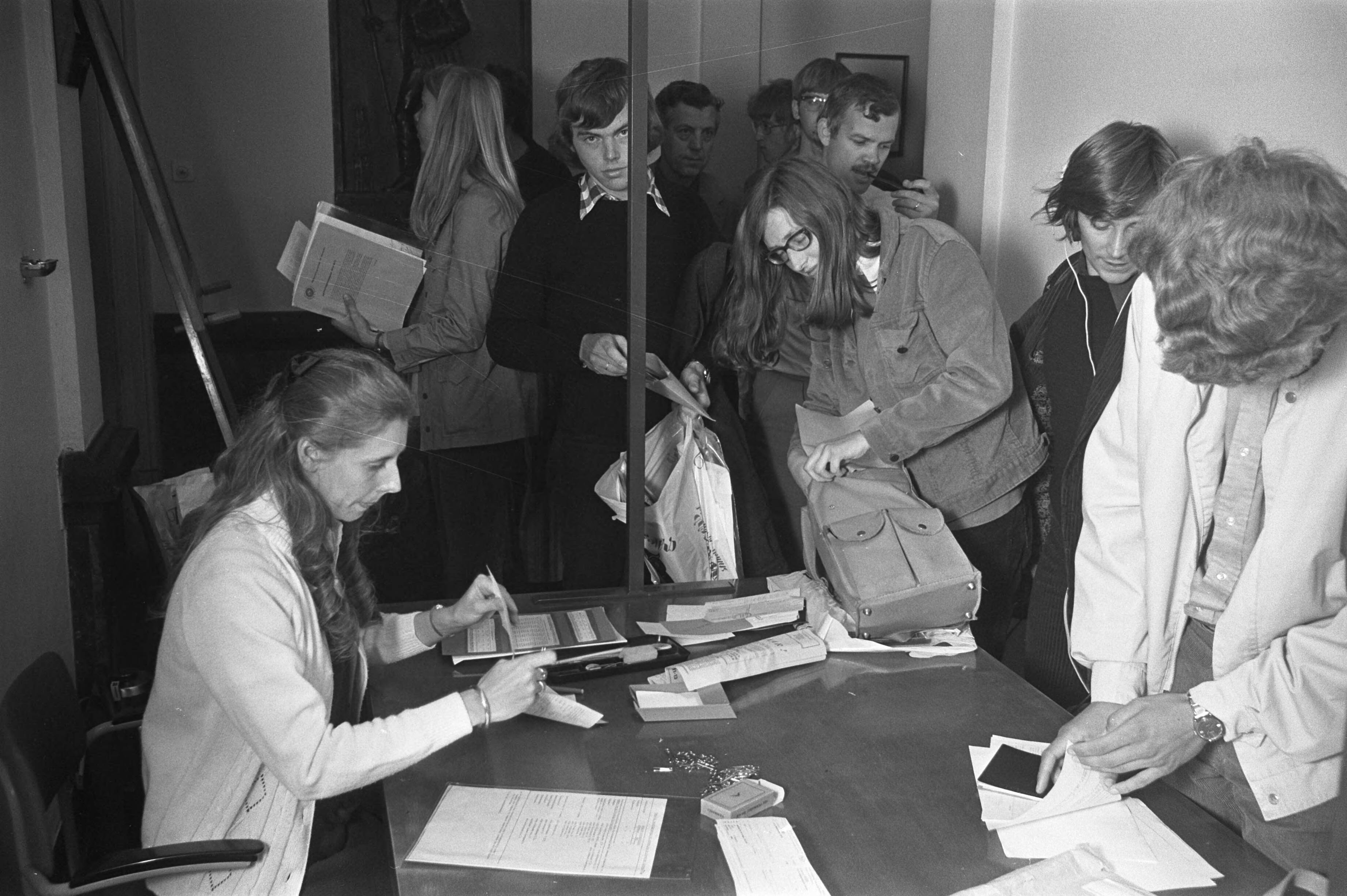 Fotocollectie Anefo — Utrechtse studenten proberen inschrijven studenten aan Universiteit te verhinderen uit protest tegen duizend gulden collegegeld, 7A inenten van student / — Foto: Punt, W. / Anefo. Licentie: Set B: Rechtenvrij / Publiek Domein. Bron: Nationaal Archief. http://hdl.handle.net/10648/abf318e0-d0b4-102d-bcf8-003048976d84