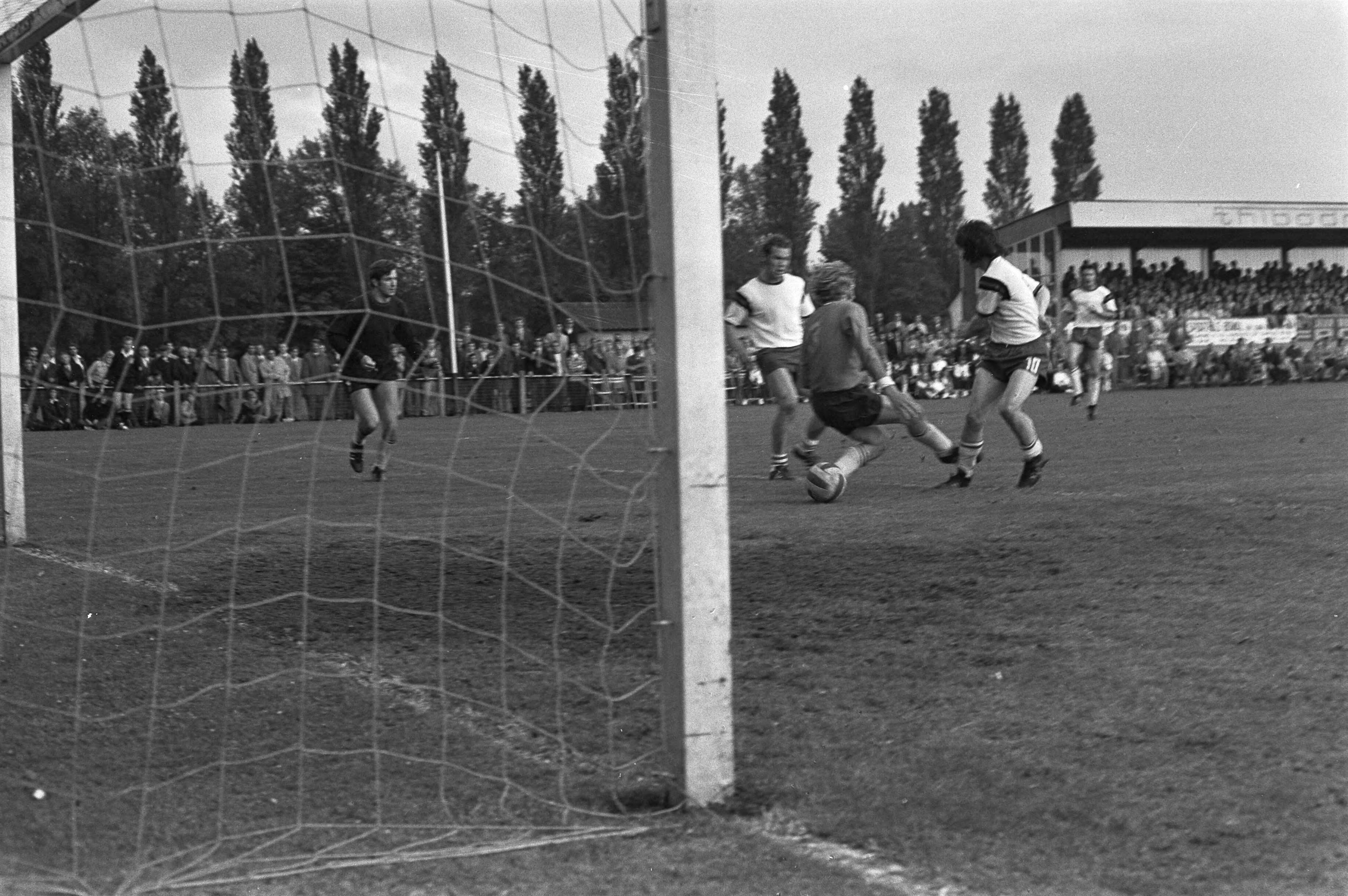 Voetbalwedstrijd Sparta '25 - Zwart-Wit '28: 2-1 te Beek en Donk — Sparta '25-voetballer Ad Vaessen maakt het winnende doelpunt — Foto: Fotograaf Onbekend / Anefo. Licentie: Set B: Rechtenvrij / Publiek Domein. Bron: Nationaal Archief. http://hdl.handle.net/10648/abec3098-d0b4-102d-bcf8-003048976d84