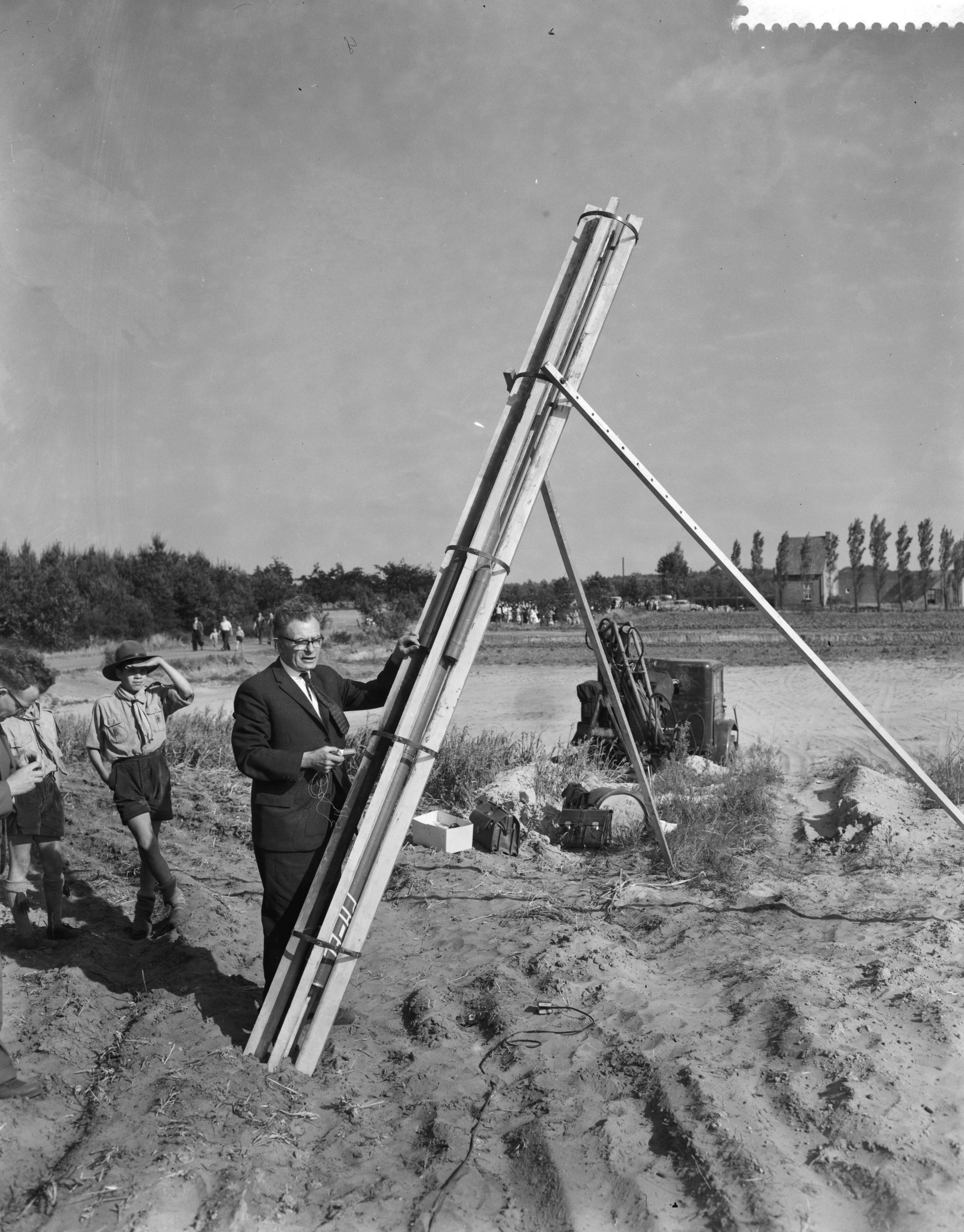 Fotocollectie Anefo — Herdenking te Etten-Leur van de eerste in Nederland gehouden vliegtocht 50 jaar geleden. Afvuren van een postraket door A.J. de Bruijn uit Amsterdam — Foto: Behrens, Herbert F. / Anefo. Licentie: Set B: Rechtenvrij / Publiek Domein. Bron: Nationaal Archief. http://hdl.handle.net/10648/a9966e4e-d0b4-102d-bcf8-003048976d84