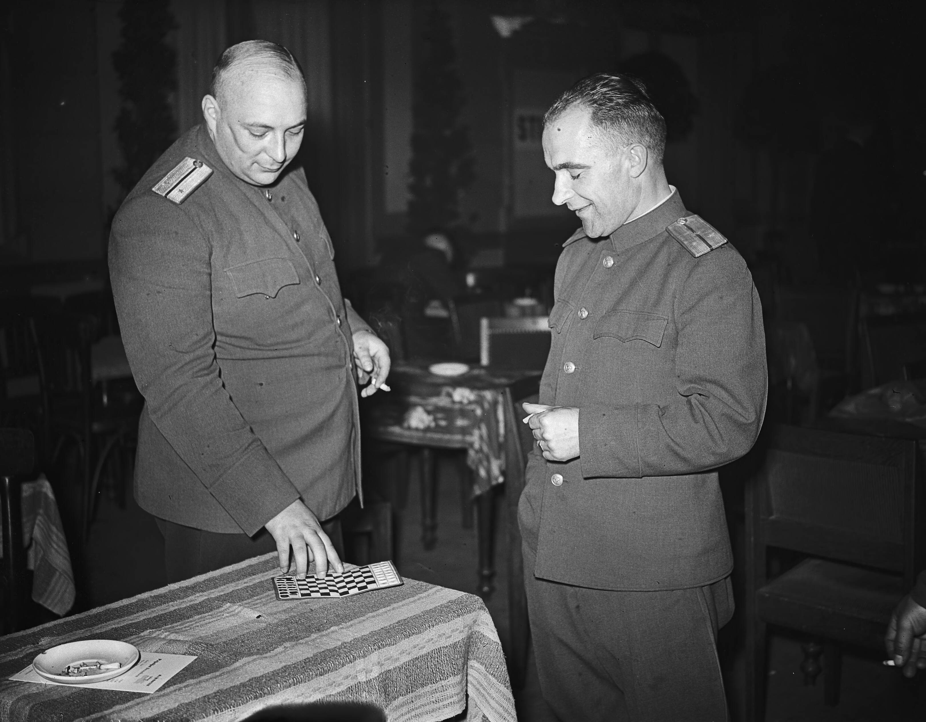 Wereldschaaktoernooi te Groningen (1946) — Staunton Wereldschaaktoernooi te Groningen [twee Russische legerofficieren] — Foto: Fotograaf Onbekend / Anefo. Licentie: Set B: Rechtenvrij / Publiek Domein. Bron: Nationaal Archief. http://hdl.handle.net/10648/a8a15e4a-d0b4-102d-bcf8-003048976d84