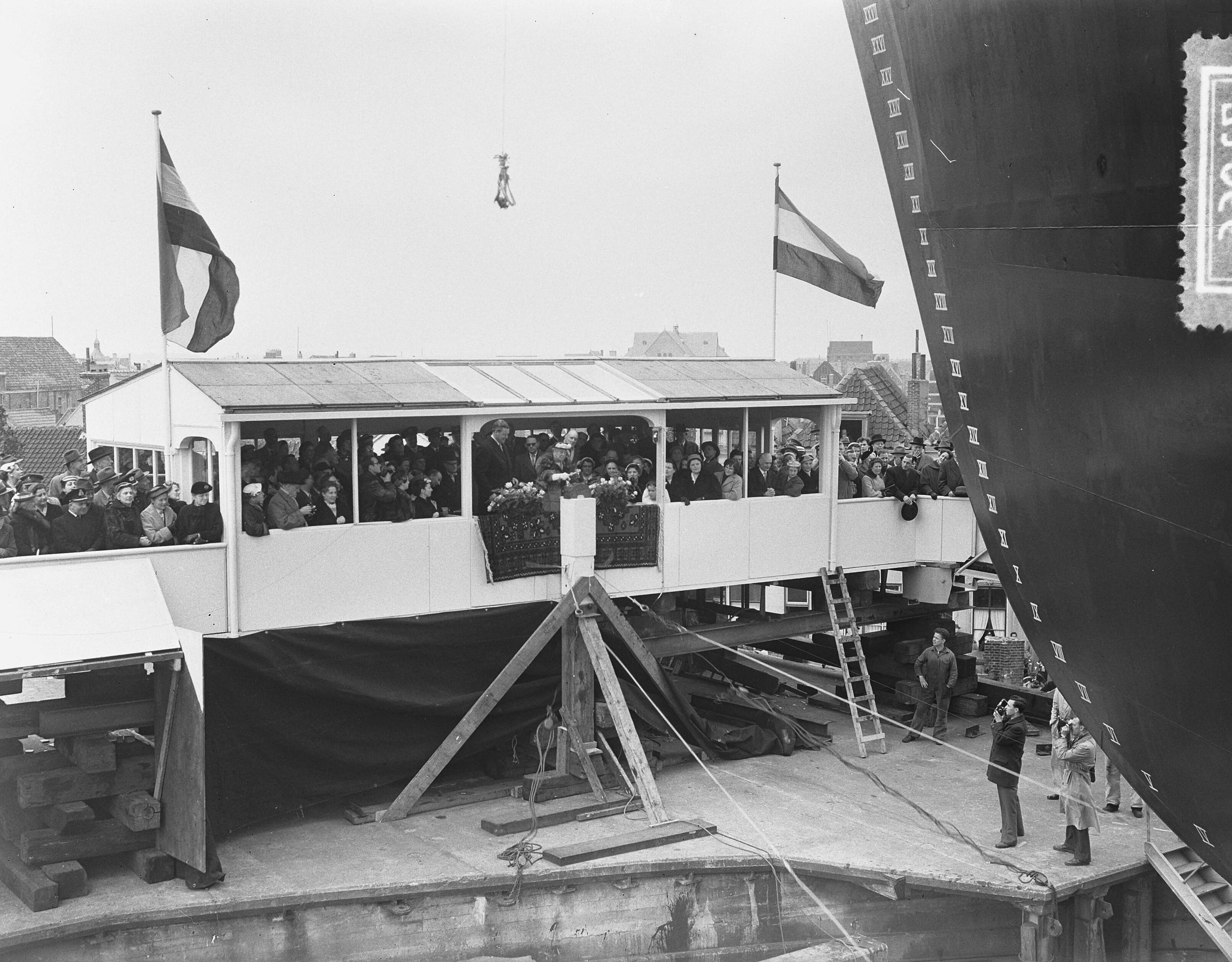 Fotocollectie Anefo — Tewaterlating van de tanker "Moordrecht" bij de N.V. Kon. Mij. "De Schelde" te Vlissingen. De doopplechtigheid werd verricht door de 84-jarige mevr. C.E.H. van Ommeren-van Ommeren — Foto: Bilsen, Joop van / Anefo. Licentie: Set B: Rechtenvrij / Publiek Domein. Bron: Nationaal Archief. http://hdl.handle.net/10648/a93467c6-d0b4-102d-bcf8-003048976d84
