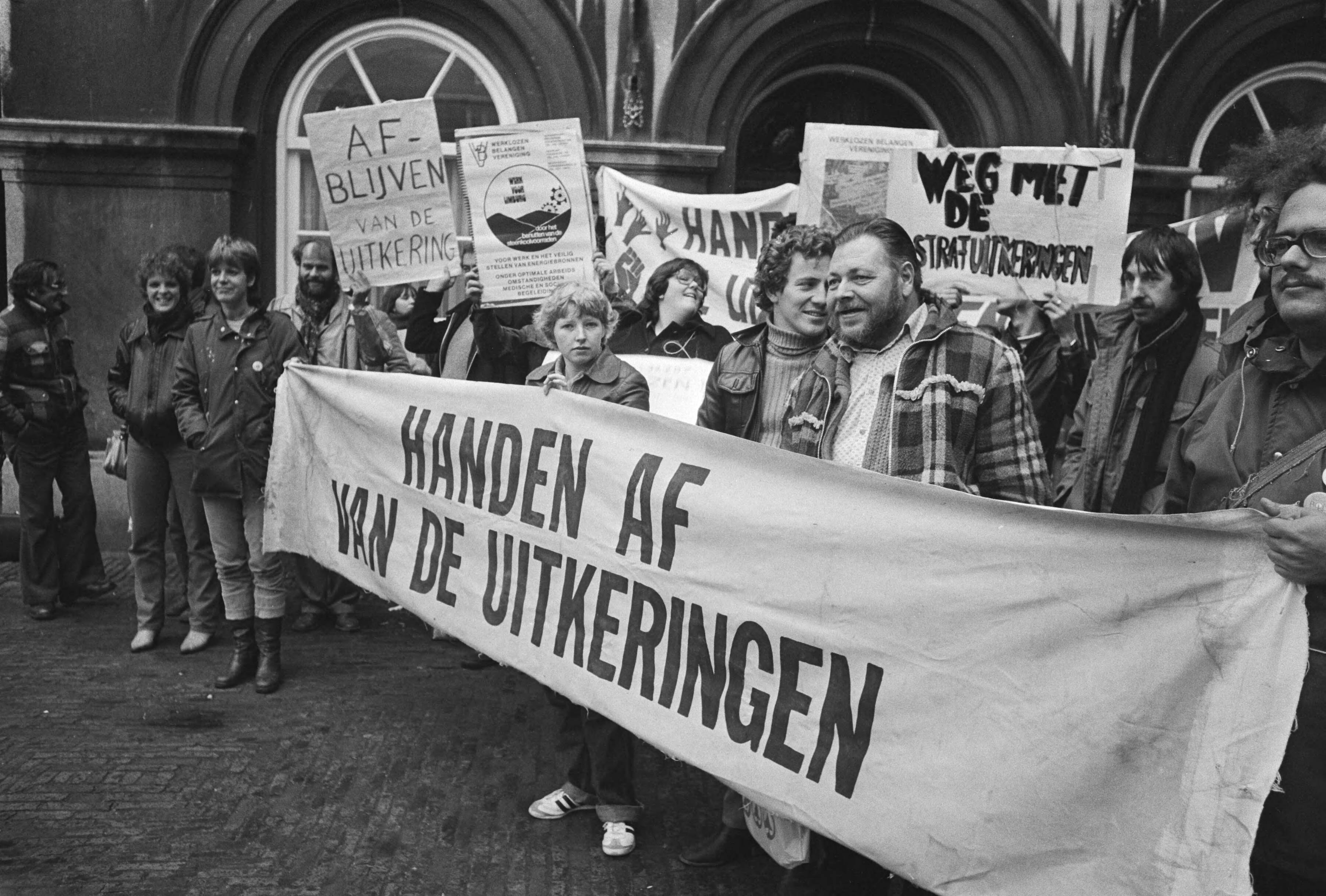 Fotocollectie Anefo — Dem. op Binnenhof Den Haag tegen plannen regering om te bezuinigen op sociale uitkeringen, demonstranten op het Binnenhof — Foto: Bogaerts, Rob / Anefo. Licentie: Set B: Rechtenvrij / Publiek Domein. Bron: Nationaal Archief. http://hdl.handle.net/10648/aced6764-d0b4-102d-bcf8-003048976d84