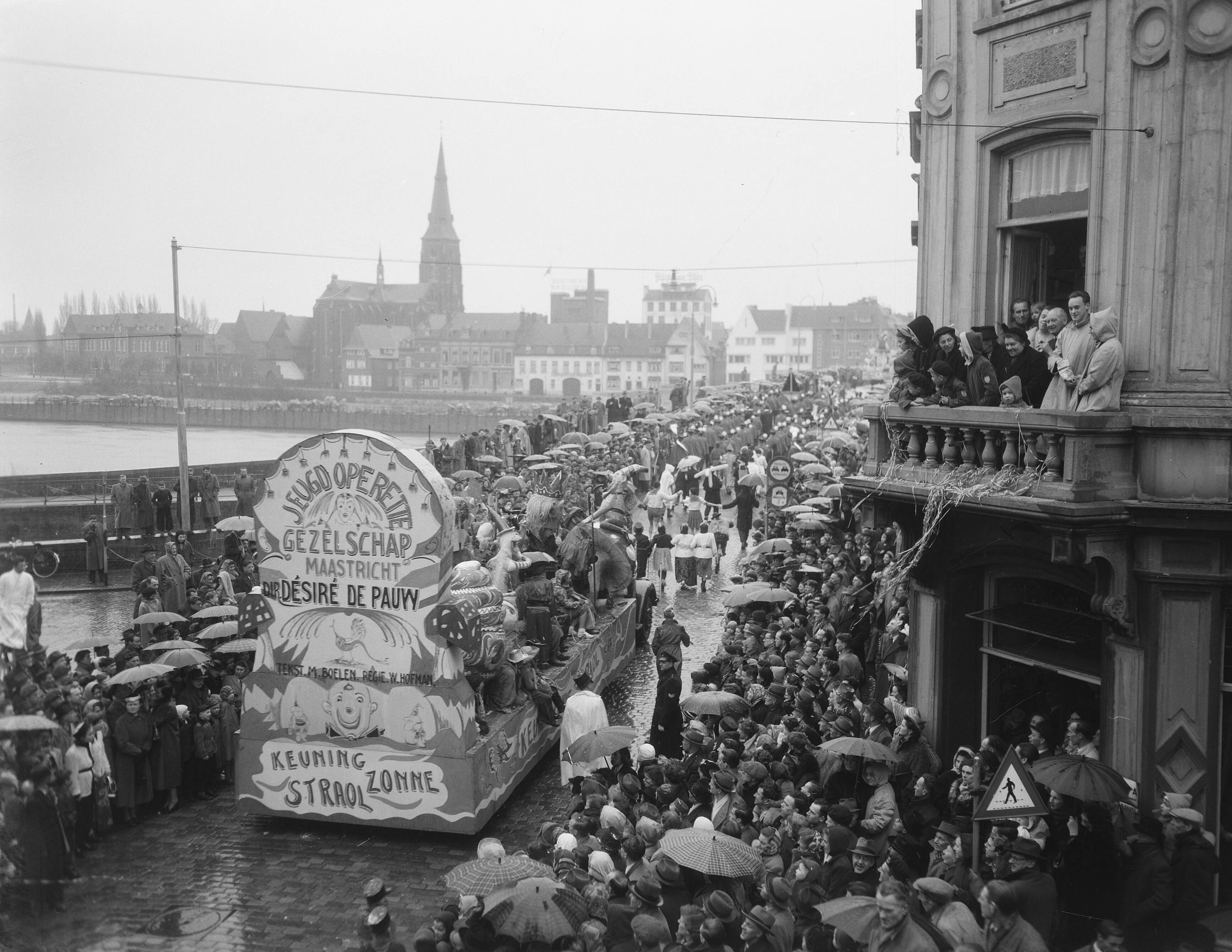 Fotocollectie Anefo — Carnaval Maastricht optocht — Foto: Duinen, G.W. van / Anefo. Licentie: Set B: Rechtenvrij / Publiek Domein. Bron: Nationaal Archief. http://hdl.handle.net/10648/a91d74d0-d0b4-102d-bcf8-003048976d84