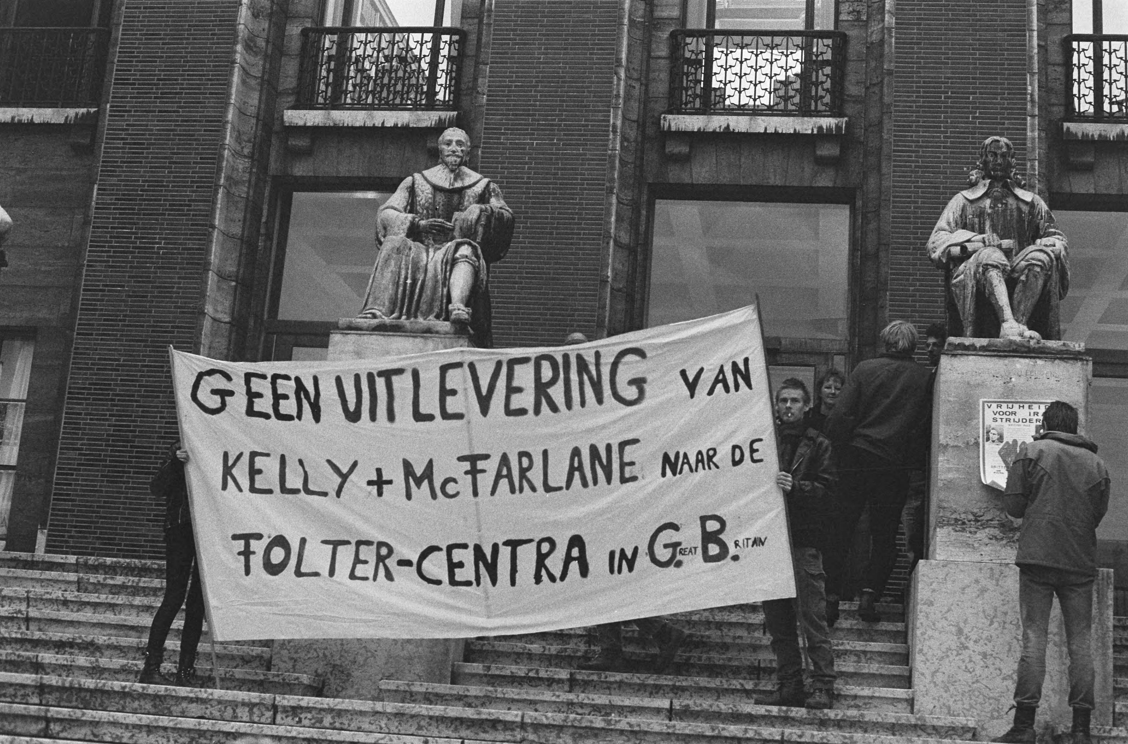 Fotocollectie Anefo — Proces over uitlevering IRA-leden in Den Haag ; tegenstanders van uitlevering demonstreren bij Hoge Raad — Foto: Bogaerts, Rob / Anefo. Licentie: Set B: Rechtenvrij / Publiek Domein. Bron: Nationaal Archief. http://hdl.handle.net/10648/ad573d06-d0b4-102d-bcf8-003048976d84