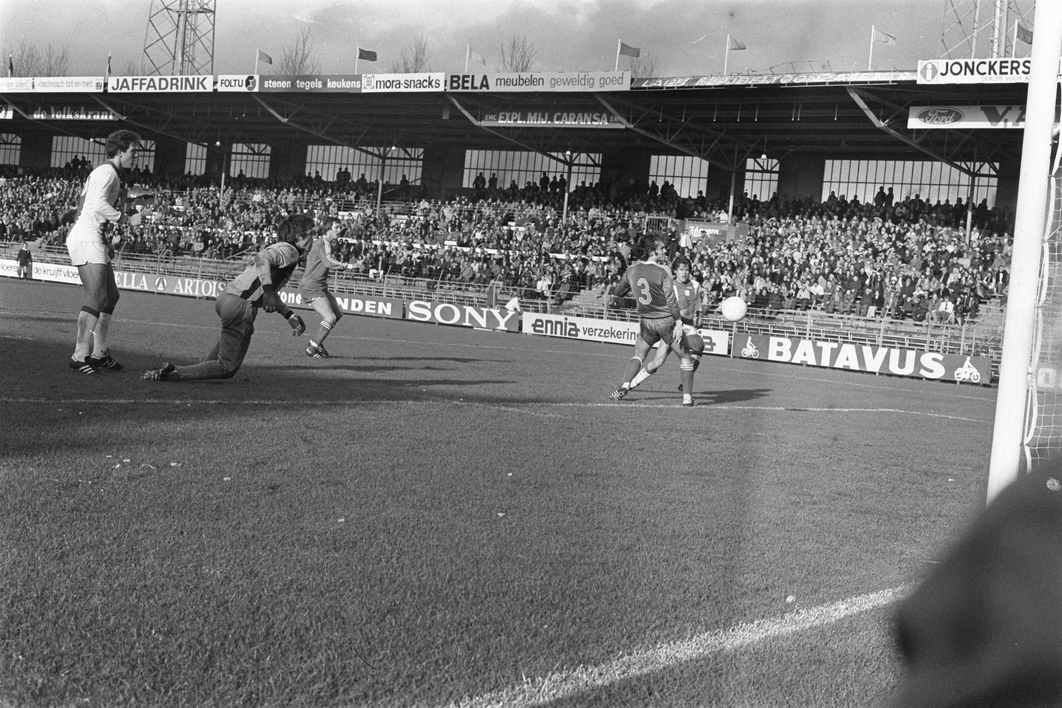 Fotocollectie Anefo — Ajax tegen Den Haag 3-2, Arnesen (r) scoort het tweede doelpunt nadat keeper Galje (l) de bal heeft gemist — Foto: Peters, Hans / Anefo. Licentie: Set B: Rechtenvrij / Publiek Domein. Bron: Nationaal Archief. http://hdl.handle.net/10648/aca64b18-d0b4-102d-bcf8-003048976d84