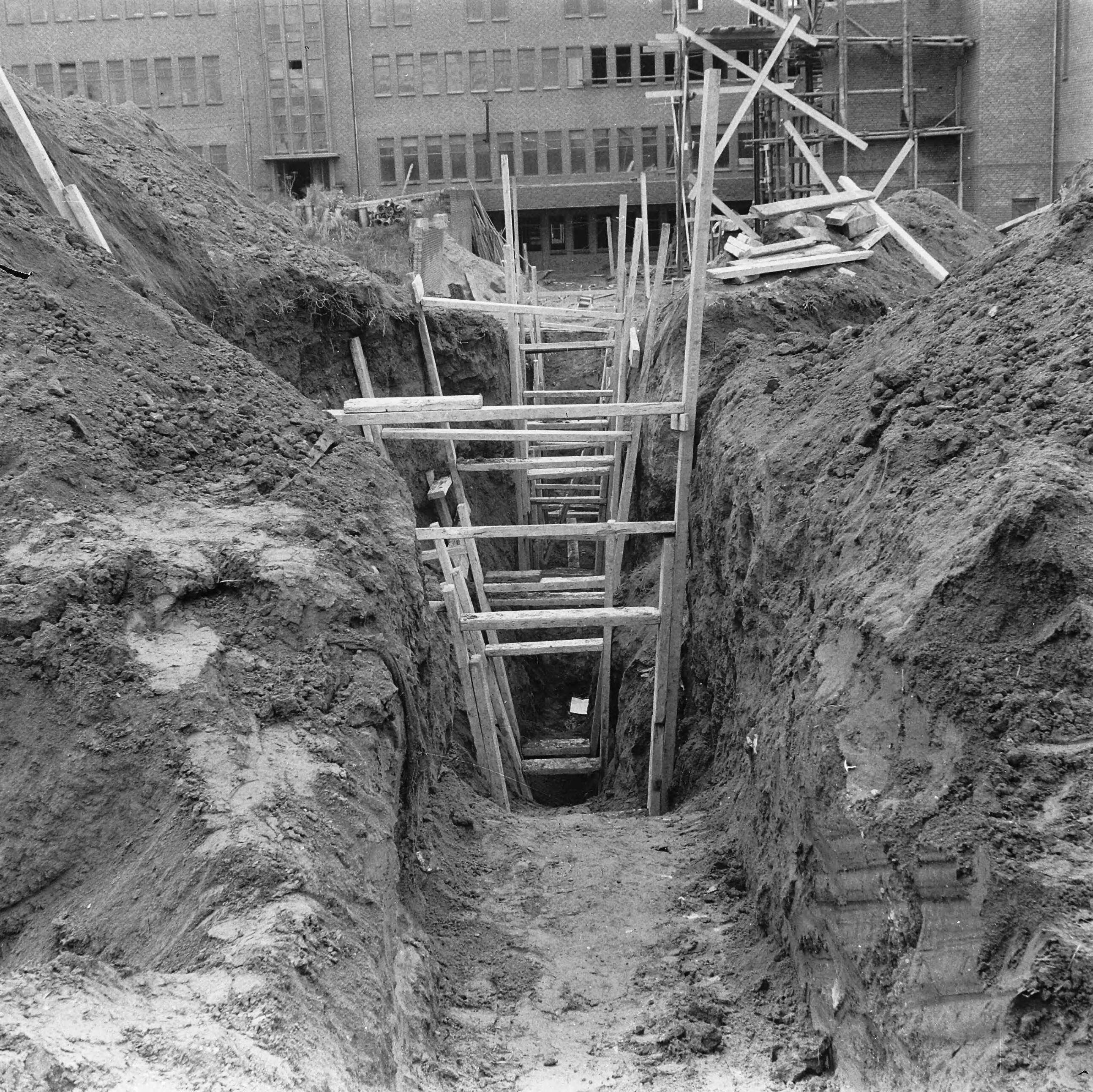 Fotocollectie Arbeidsinspectie — 6x6 Rioleringssleuf R.K. ziekenhuis door NV Vissers wegenbouw te Maastricht — Foto: Onbekend / Publiek Domein of Rechtenvrij. Licentie: Set B: Rechtenvrij / Publiek Domein. Bron: Nationaal Archief. http://hdl.handle.net/10648/ad9f5aa0-d0b4-102d-bcf8-003048976d84
