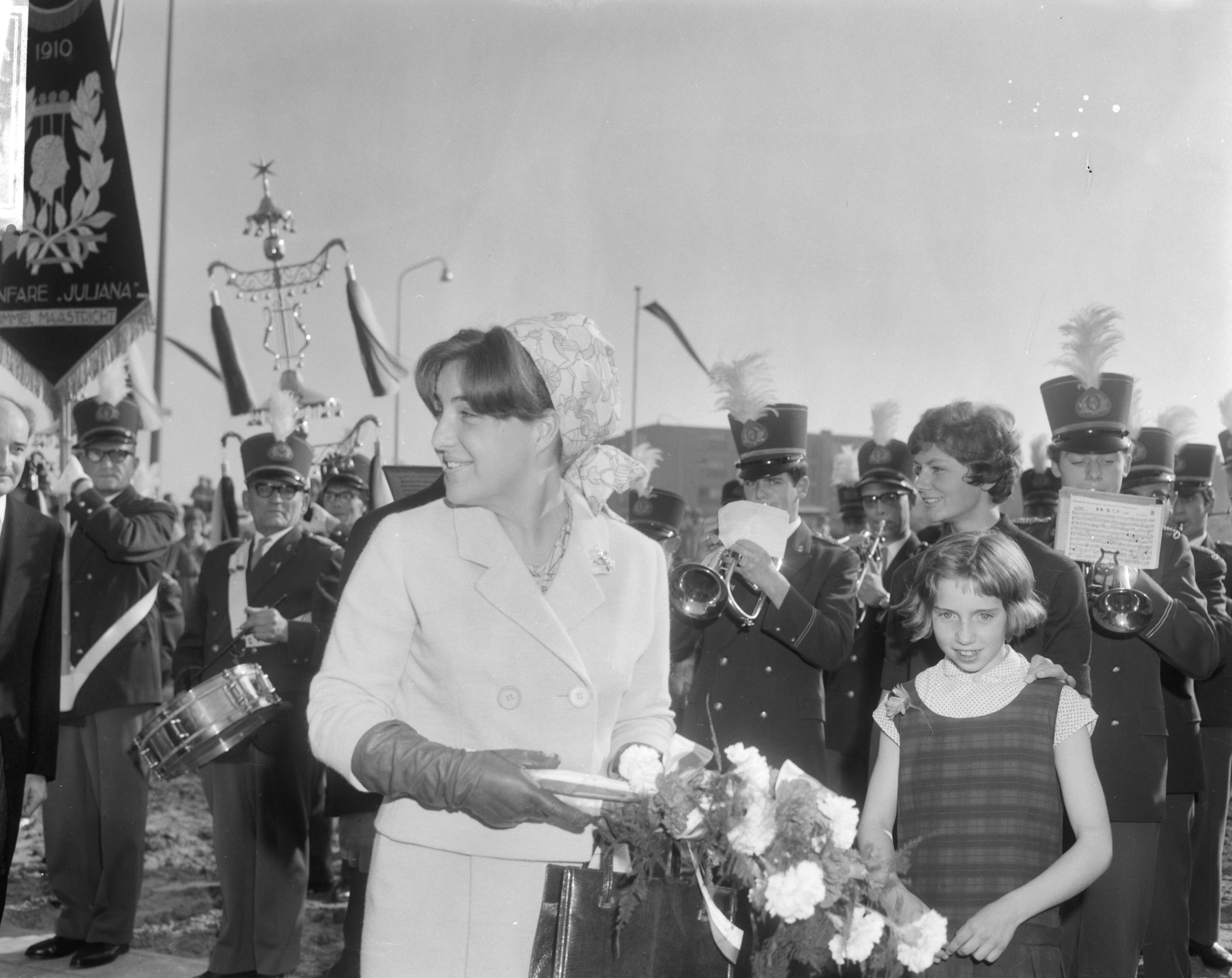 Fotocollectie Anefo — Prinses Margriet heeft in Maastricht de BLO-school Jan Baptist geopend. De prinses kreeg bloemen aangeboden door de 14-jarige Toosje Hilkens. Daarachter de fanfare Juliana van Limmel — Foto: Bilsen, Joop van / Anefo. Licentie: Set B: Rechtenvrij / Publiek Domein. Bron: Nationaal Archief. http://hdl.handle.net/10648/aac43332-d0b4-102d-bcf8-003048976d84