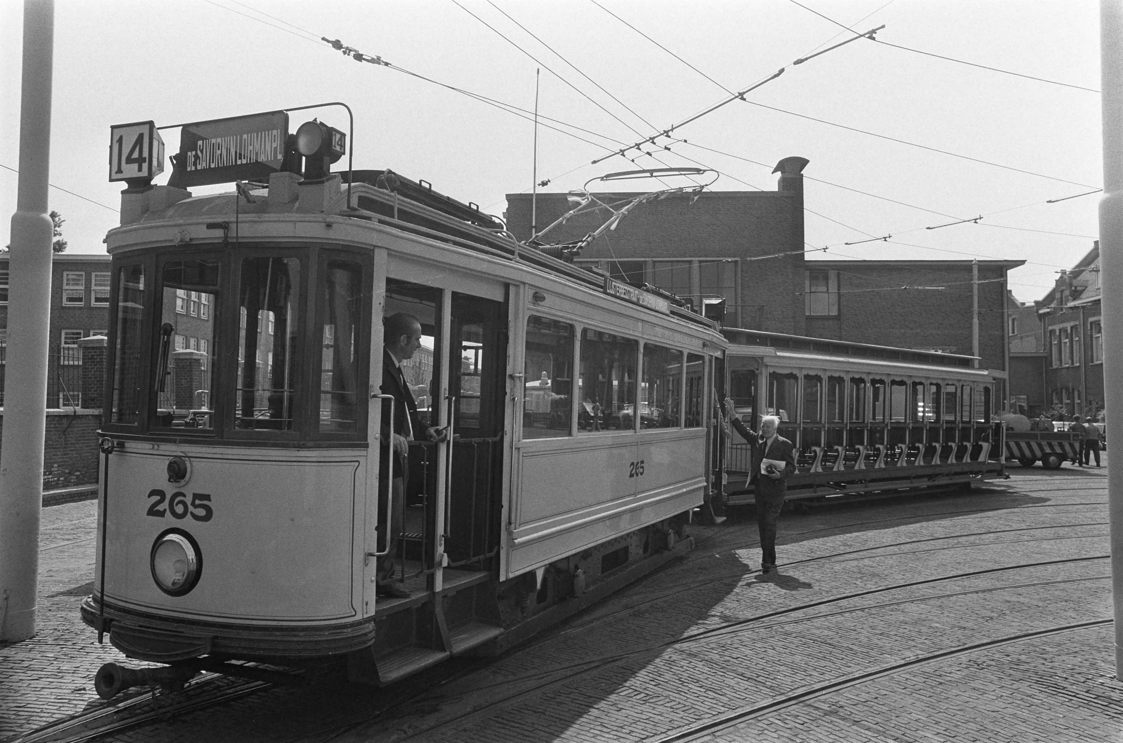 Tentoonstelling "Historische trams" in Den Haag — Tram uit 1904 — Foto: Verhoeff, Bert / Anefo. Licentie: Set B: Rechtenvrij / Publiek Domein. Bron: Nationaal Archief. http://hdl.handle.net/10648/ac6f2f52-d0b4-102d-bcf8-003048976d84