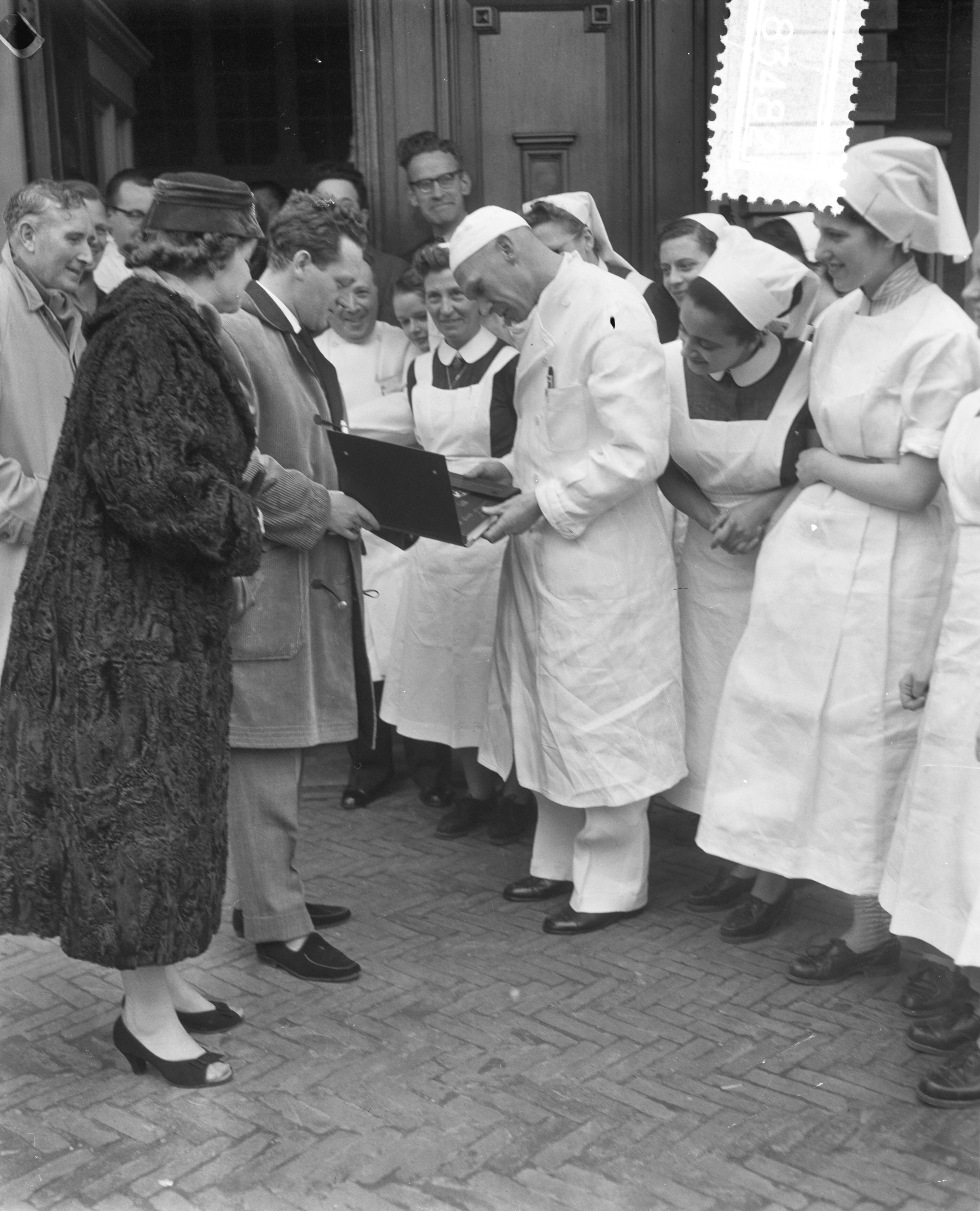 Fotocollectie Anefo — Johnny Jordaan neemt afscheid van het Elisabethziekenhuis te Haarlem. Hij overhandigt zijn chirurg dr. G.L. van der Zwaag een album met twaalf grammofoonplaten — Foto: Pot, Harry / Anefo. Licentie: Set B: Rechtenvrij / Publiek Domein. Bron: Nationaal Archief. http://hdl.handle.net/10648/a9589ab0-d0b4-102d-bcf8-003048976d84
