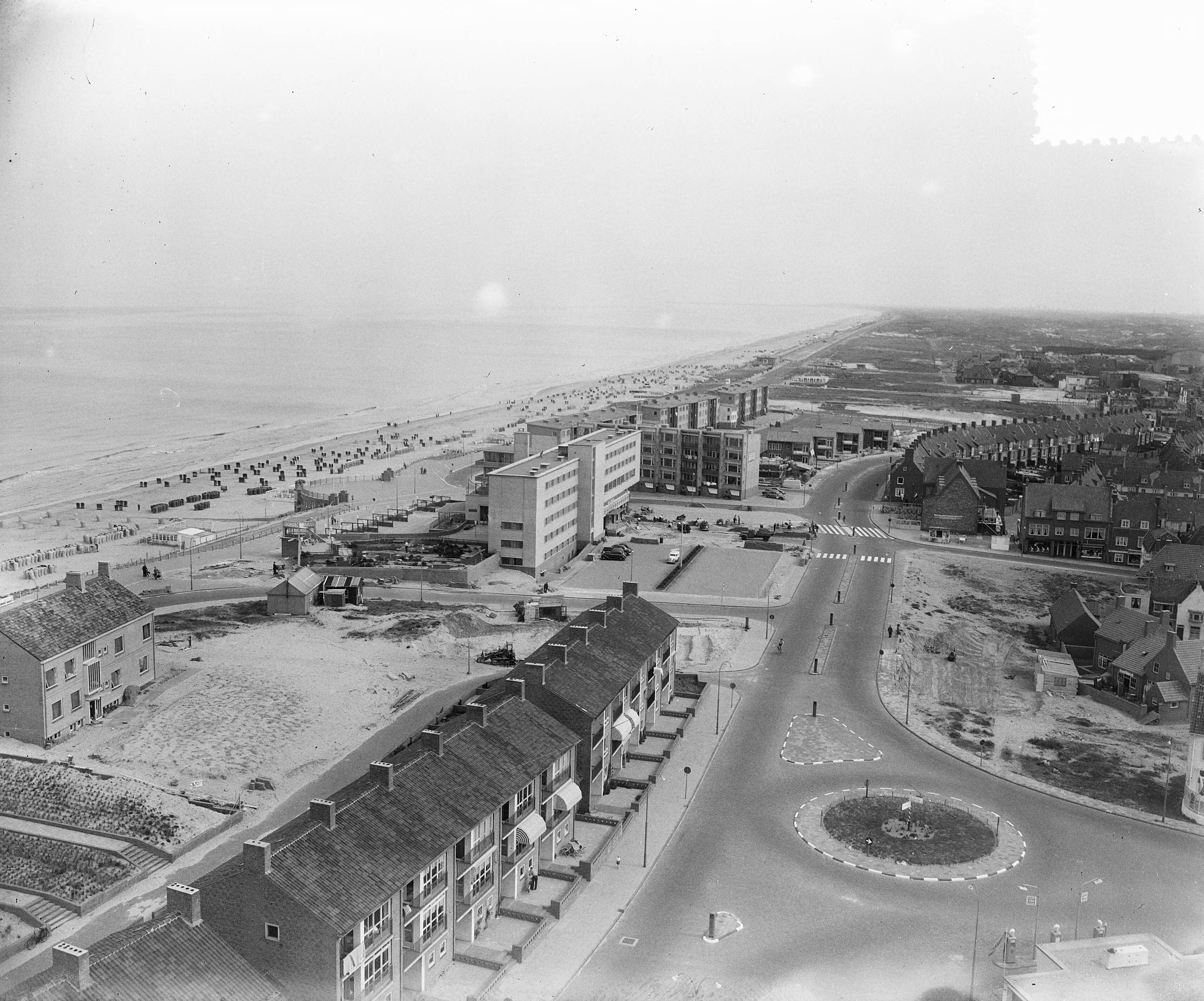Fotocollectie Anefo — Wederopbouw Zandvoort. Overzicht vanuit watertoren — Foto: Pot, Harry / Anefo. Licentie: Set B: Rechtenvrij / Publiek Domein. Bron: Nationaal Archief. http://hdl.handle.net/10648/a90c57fe-d0b4-102d-bcf8-003048976d84